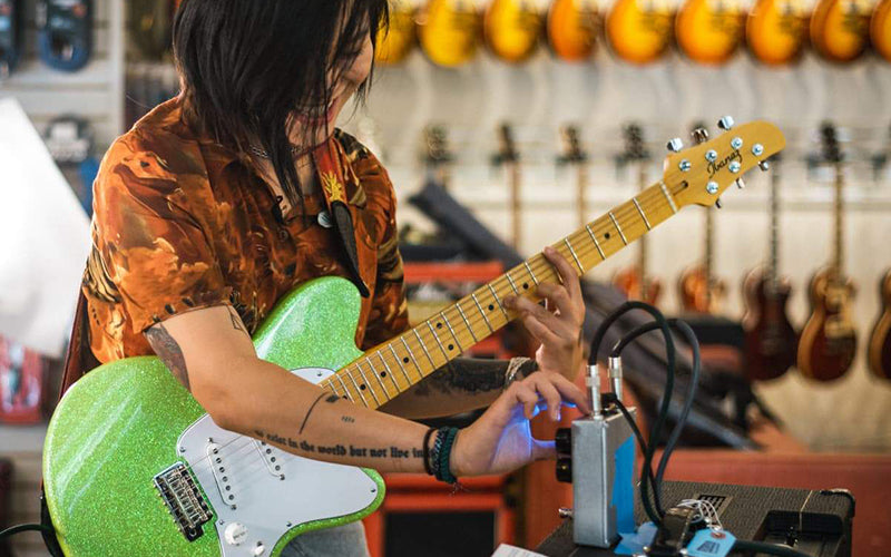 Caroline Somersault Chorus Vibrato Demo with Yvette Young