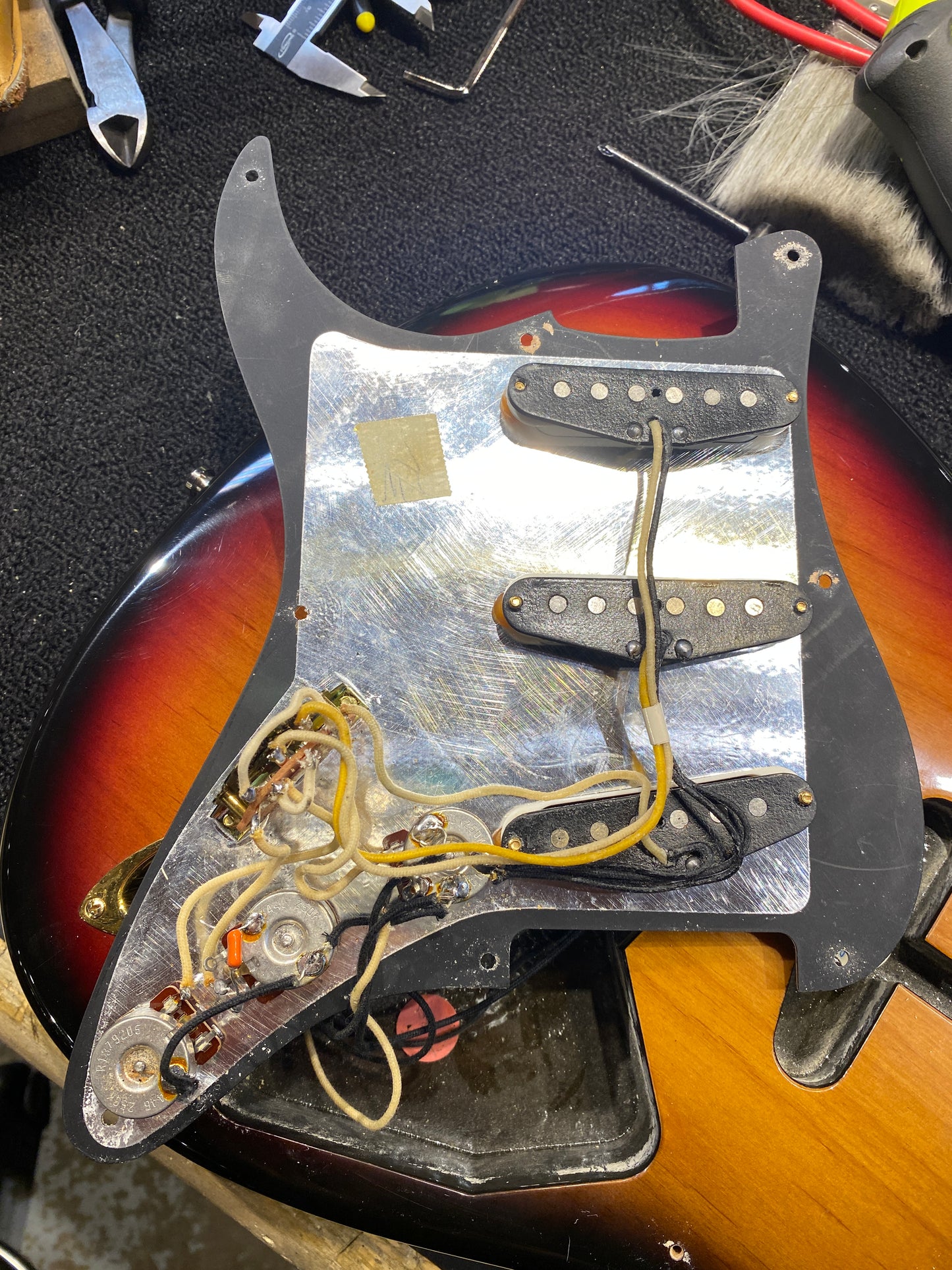 Fender Stevie Ray Vaughan Stratocaster Sunburst Electric Guitars / Solid Body