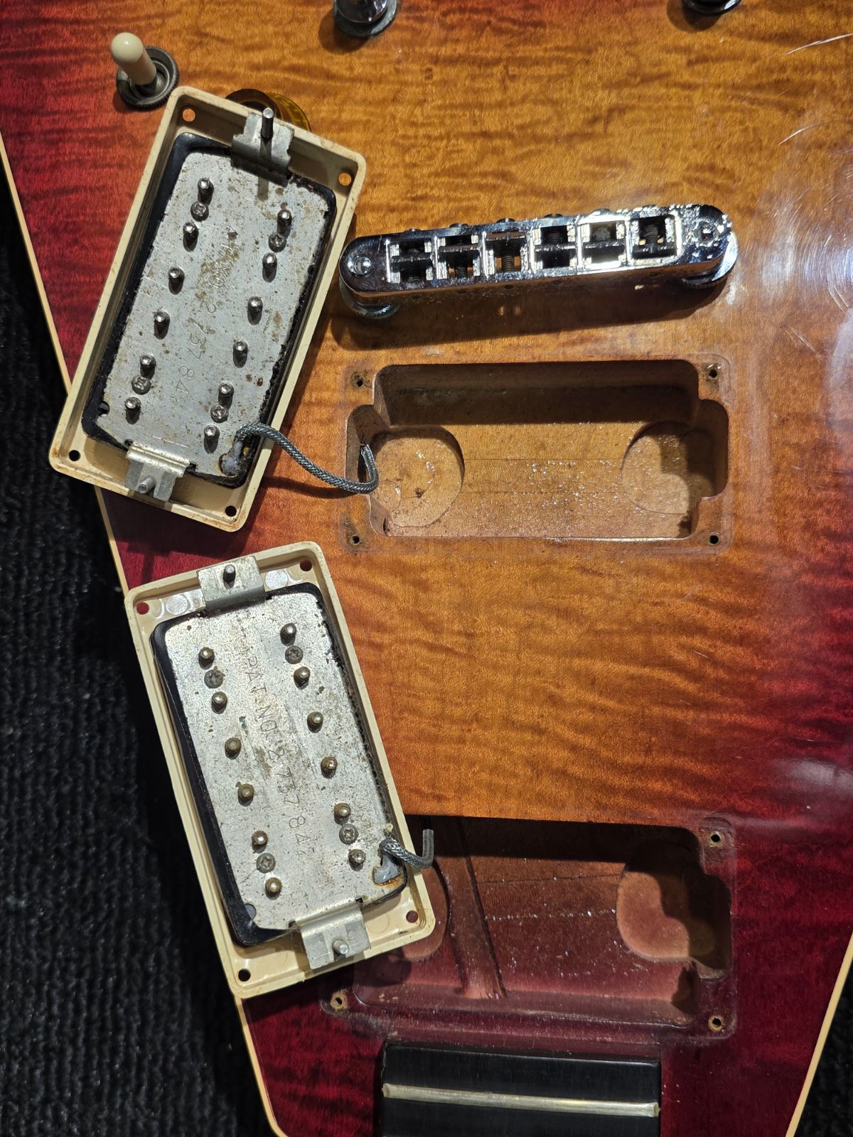 Gibson The V Sunburst 1981 Electric Guitars / Solid Body