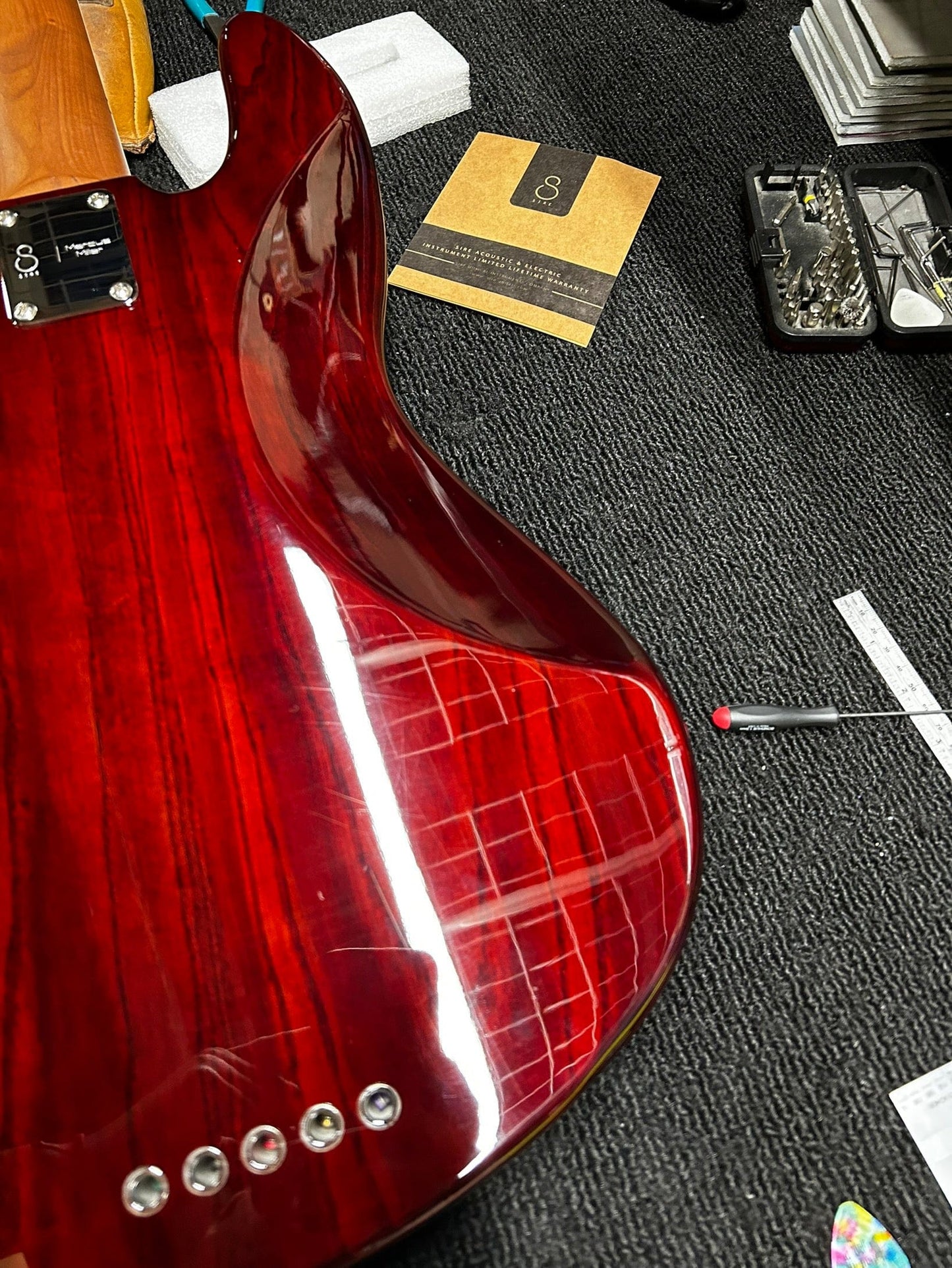 Sire Marcus Miller V8 Swamp Ash 5-String Tobacco Sunburst Bass Guitars / 5-String or More