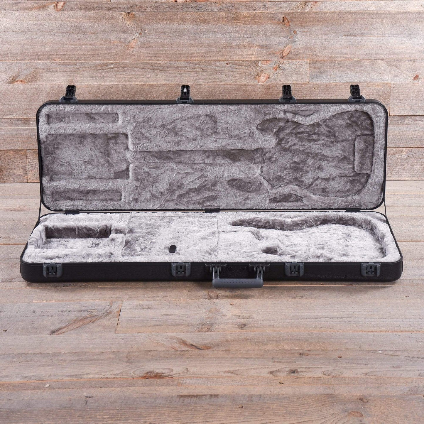 Fender Deluxe Molded Bass Case Left-Hand Black Accessories / Cases and Gig Bags / Guitar Cases