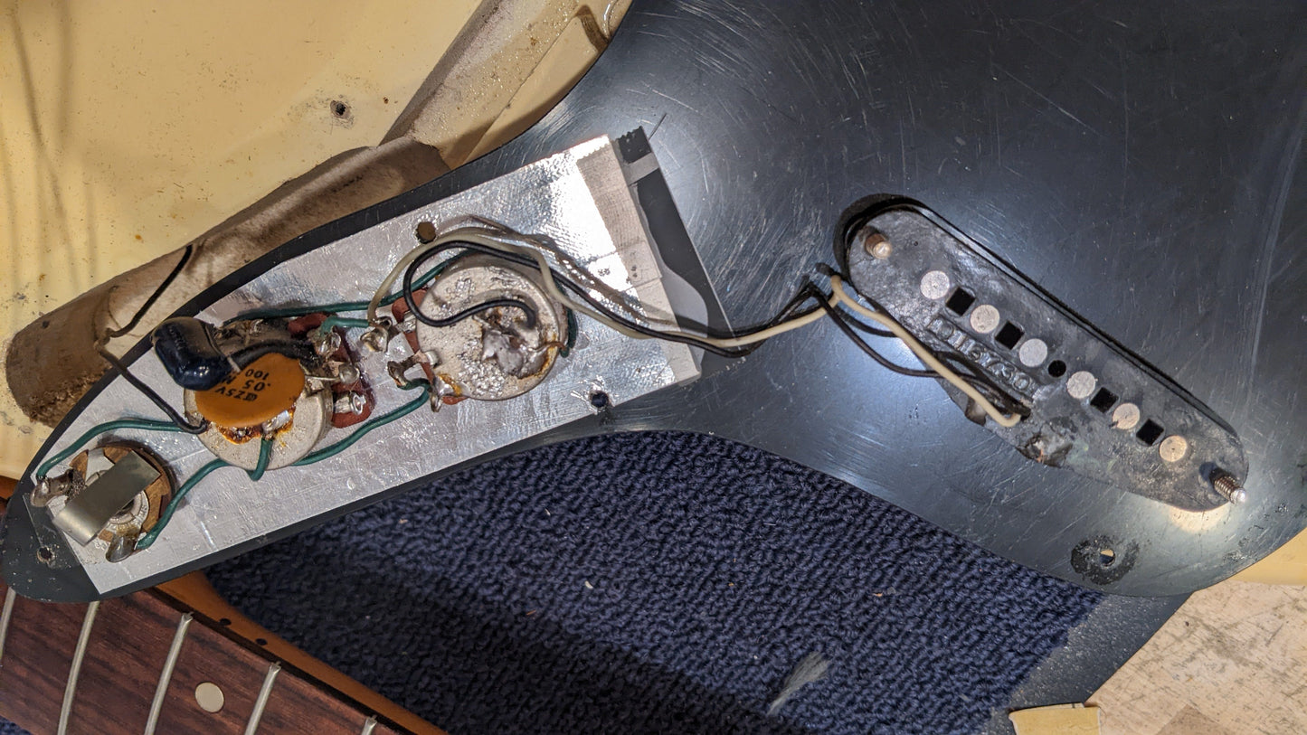 Fender Musicmaster Bass White 1975 Bass Guitars / Short Scale