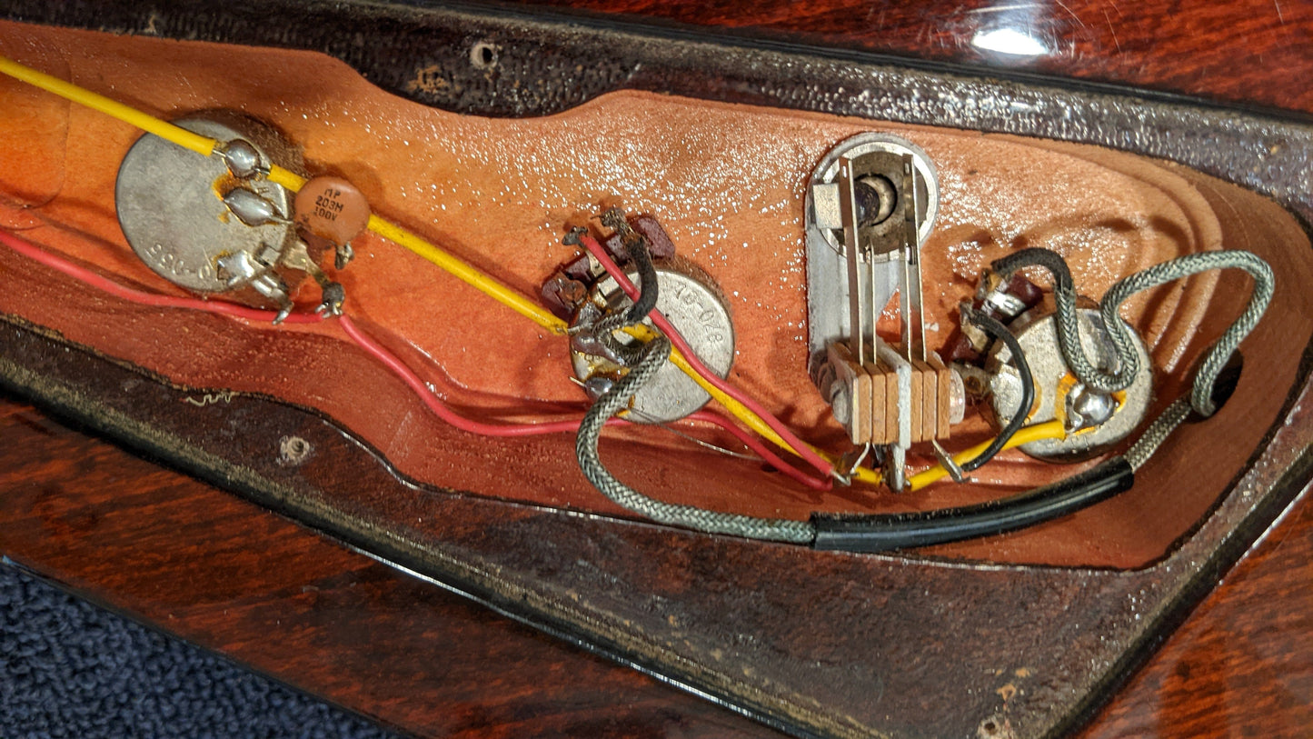 Gibson CMT "The V" Sunburst 1982 Electric Guitars / Solid Body