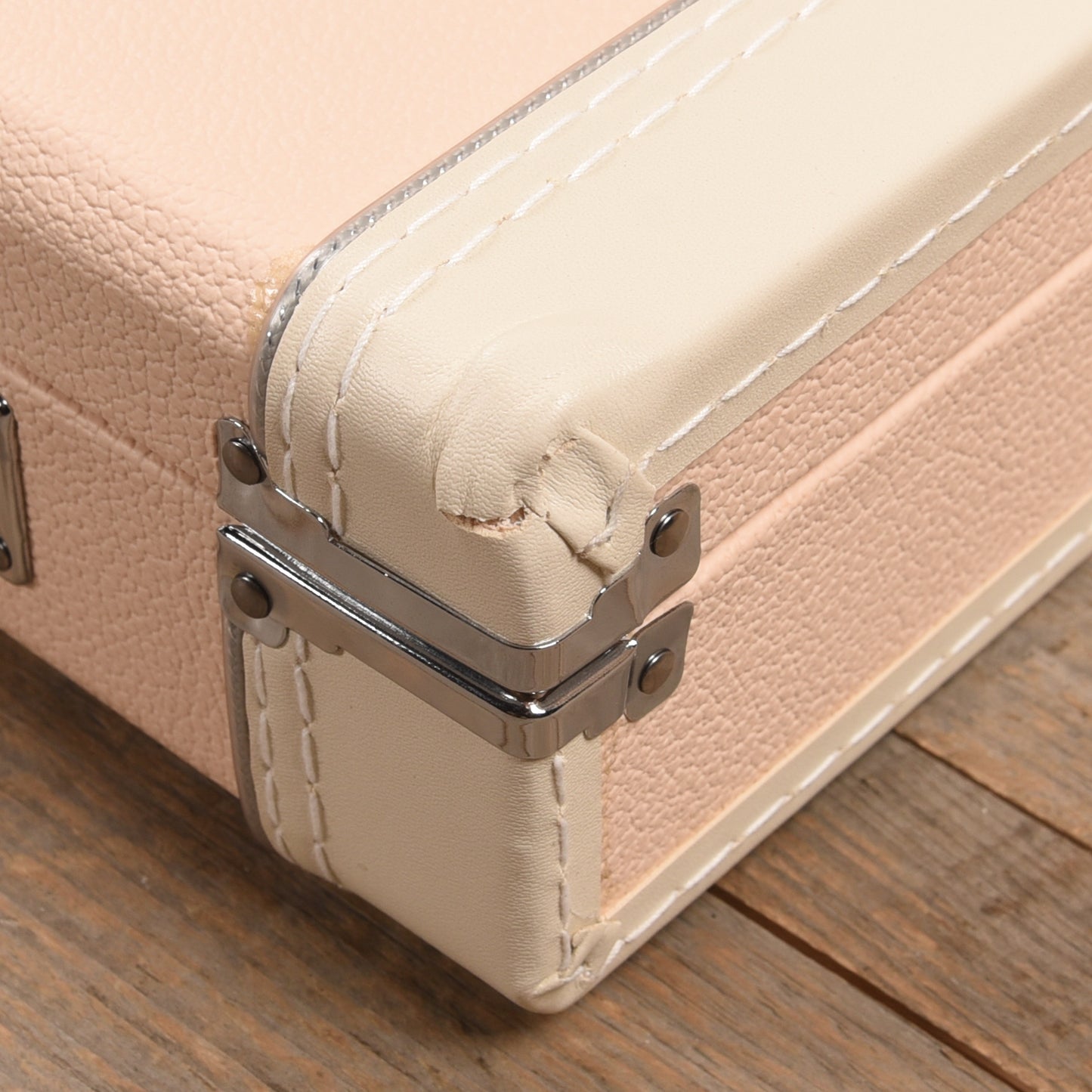 Fender Classic Series Hardshell Case Jazz Bass/Precision Bass Shell Pink w/Cream Interior