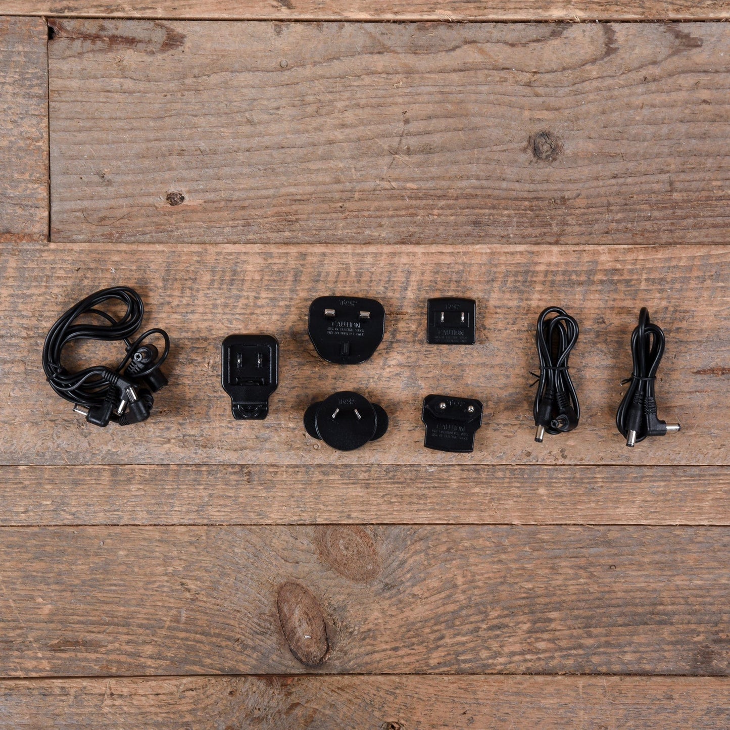 RockGear RockBoard Power Lithium-Ion Rechargeable Battery w/RBO Power Ace Daisy 5 & Worldwide Power Adapter White Effects and Pedals / Pedalboards and Power Supplies