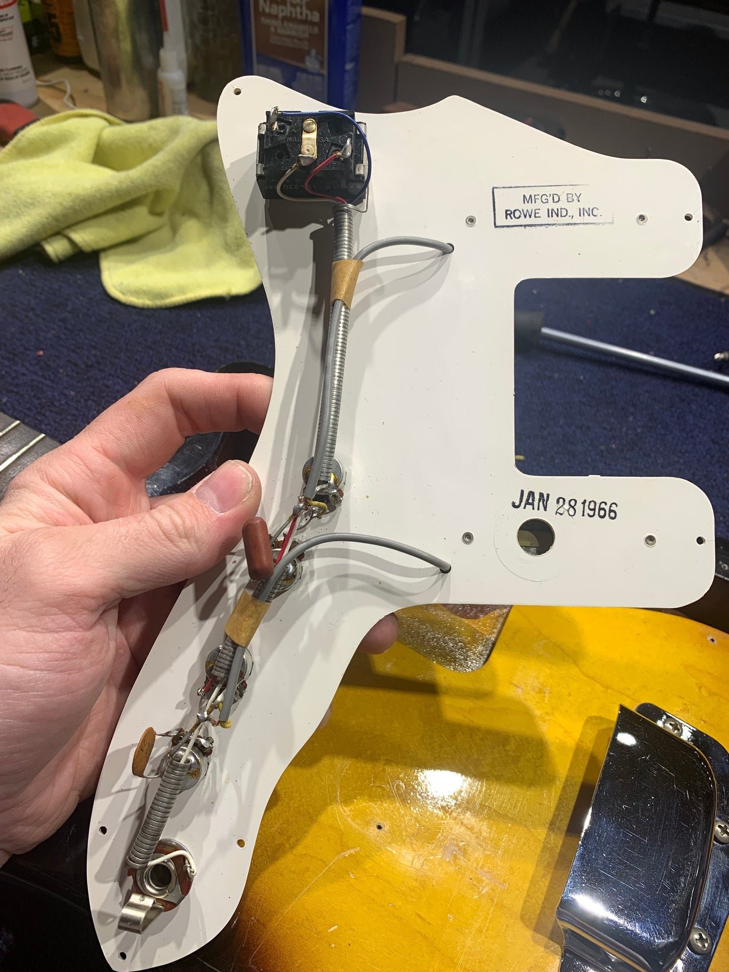 Silvertone Bobkat Sunburst 1966 Electric Guitars / Solid Body