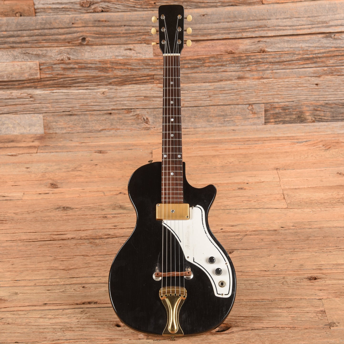 Airline Model 7214 Guitar w/ Amp in Case Black 1960s