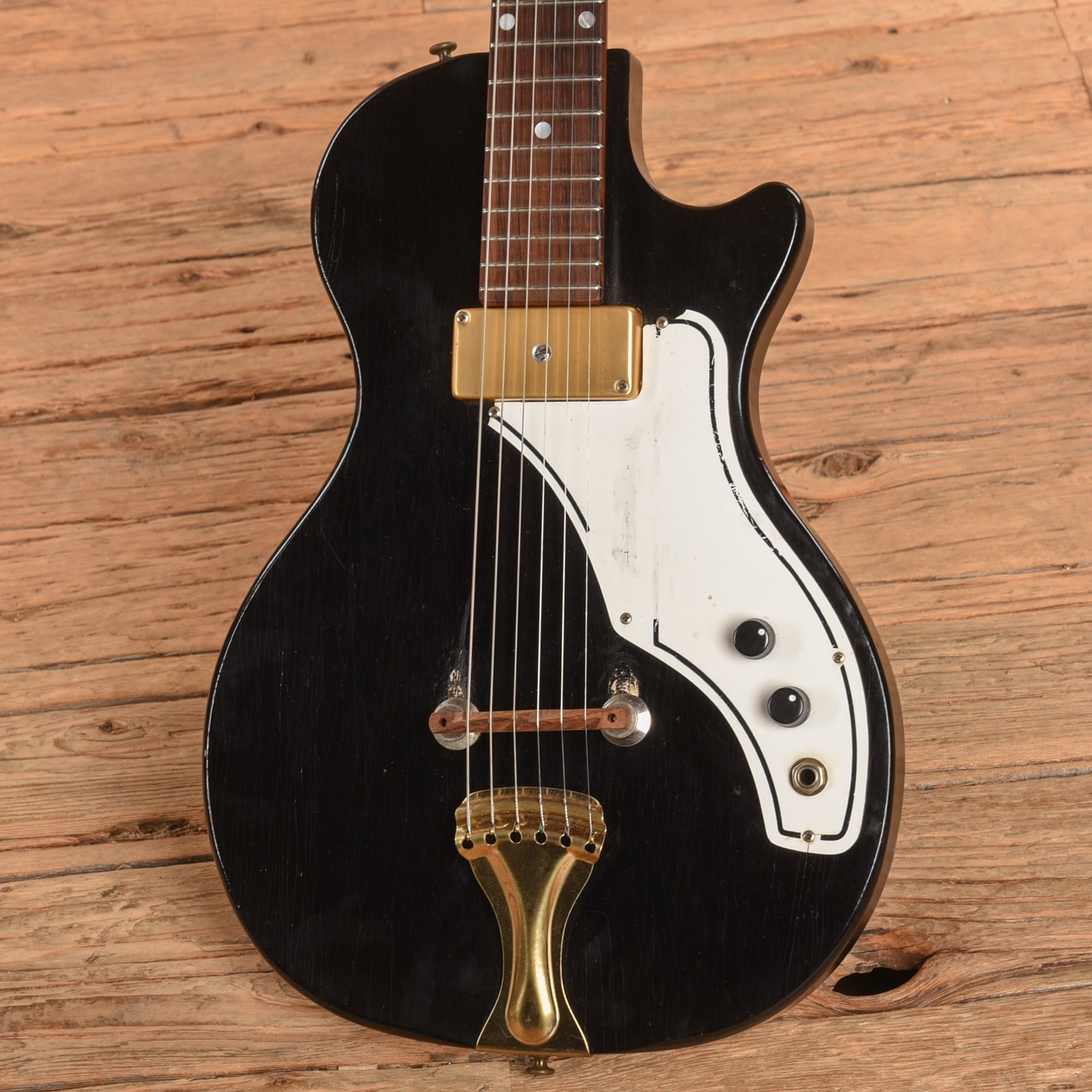 Airline Model 7214 Guitar w/ Amp in Case Black 1960s