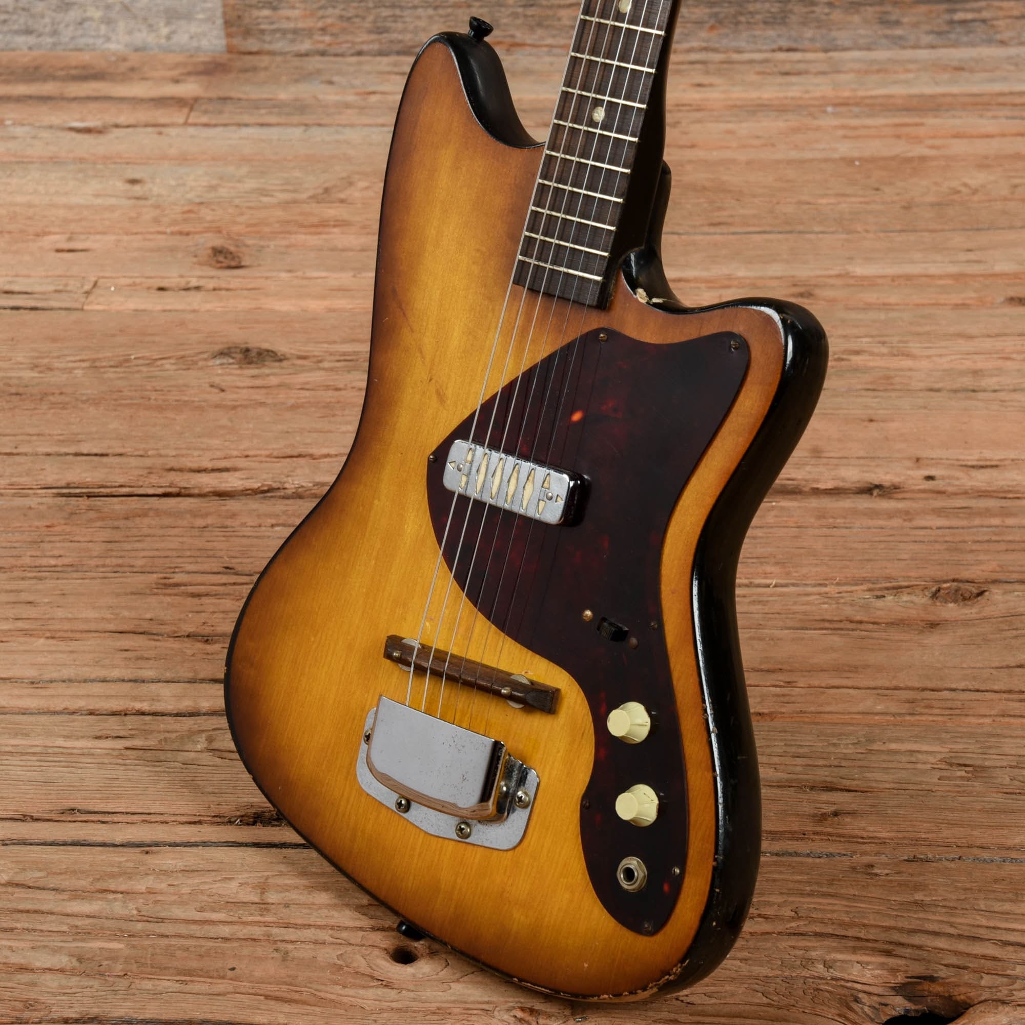 Airline Bobkat Sunburst 1966 – Chicago Music Exchange