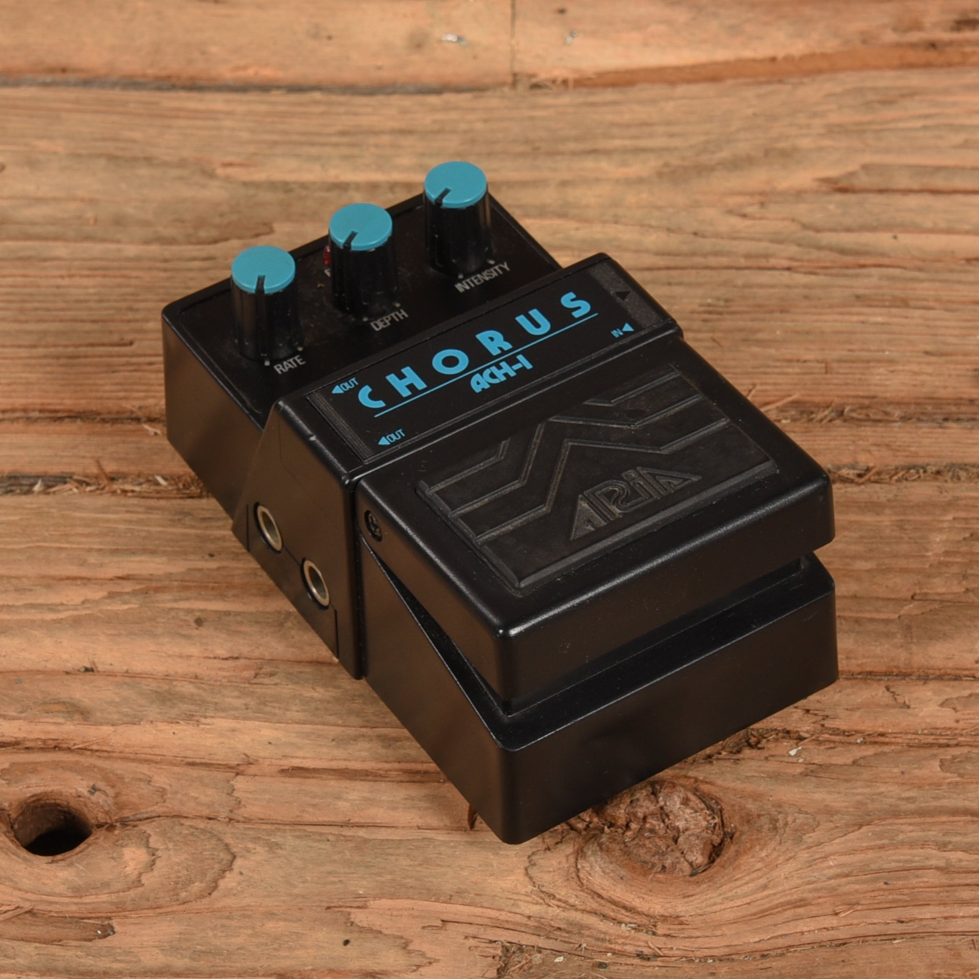 Aria ACH-1 Effects and Pedals / Chorus and Vibrato