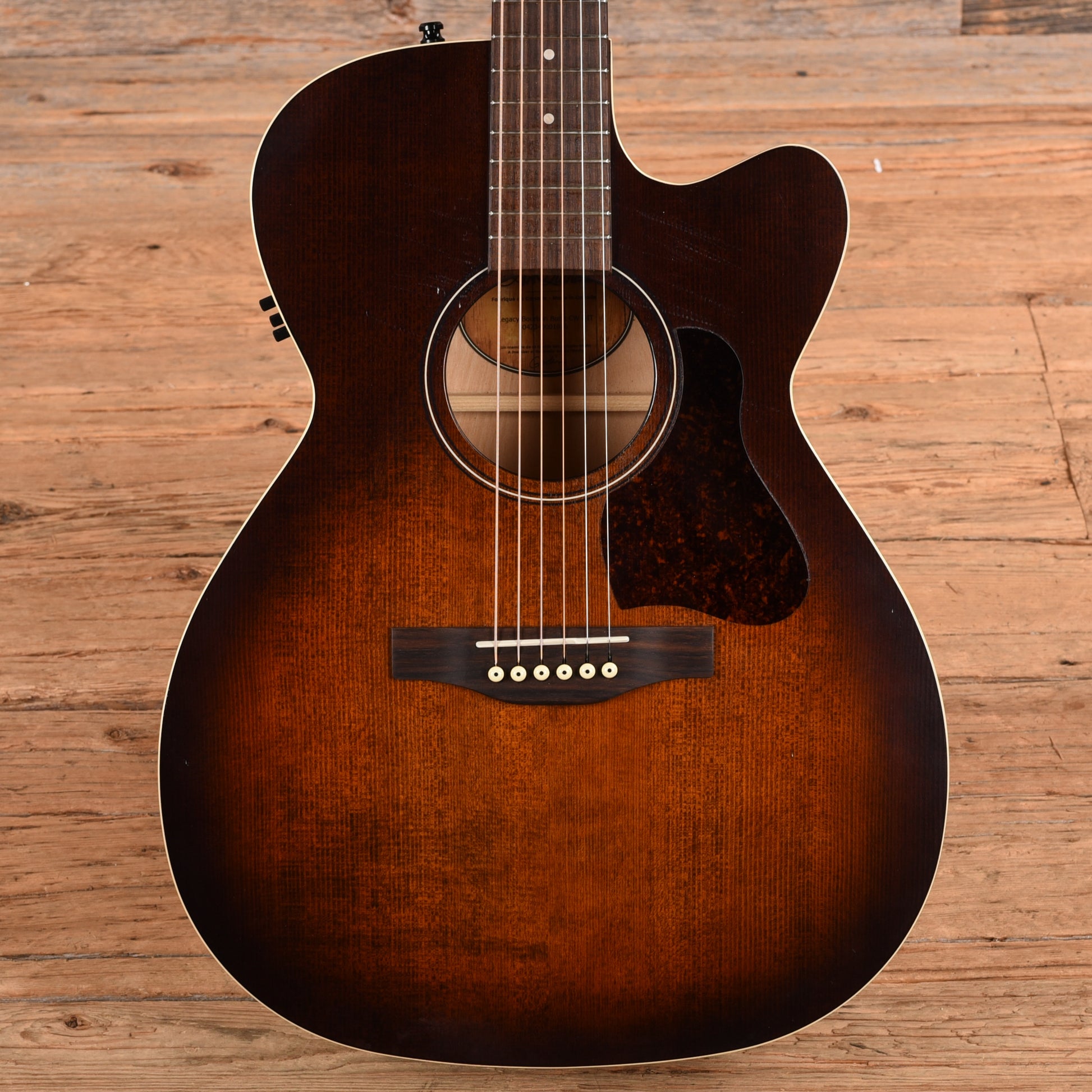 Art & Lutherie Legacy Bourbon Burst CW QIT Bourbon Burst Acoustic Guitars