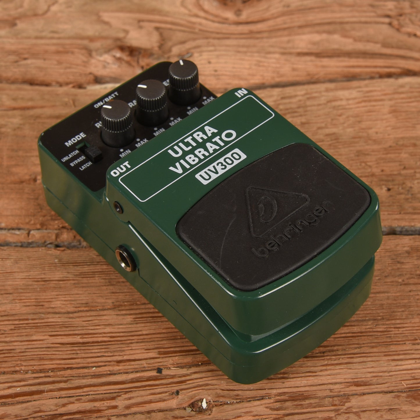 Behringer Ultra Vibrato UV300 Effect Pedals