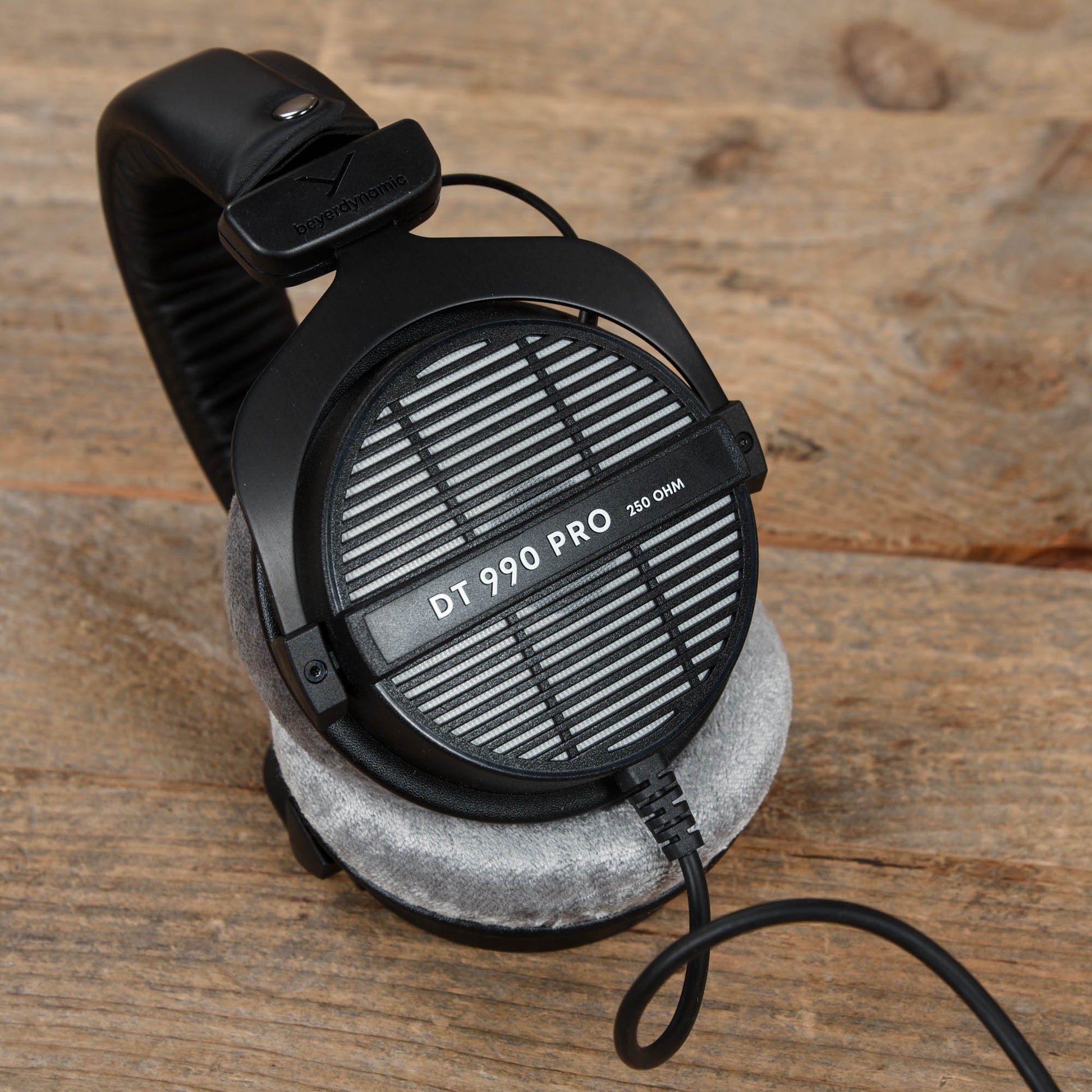 beyerdynamic DT 990 Pro 250 Ohm Studio Headphones Home Audio / Headphones / Over-ear Headphones