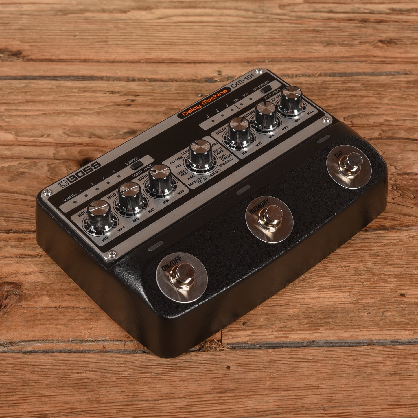 Boss DM-101 Delay Effects and Pedals / Delay