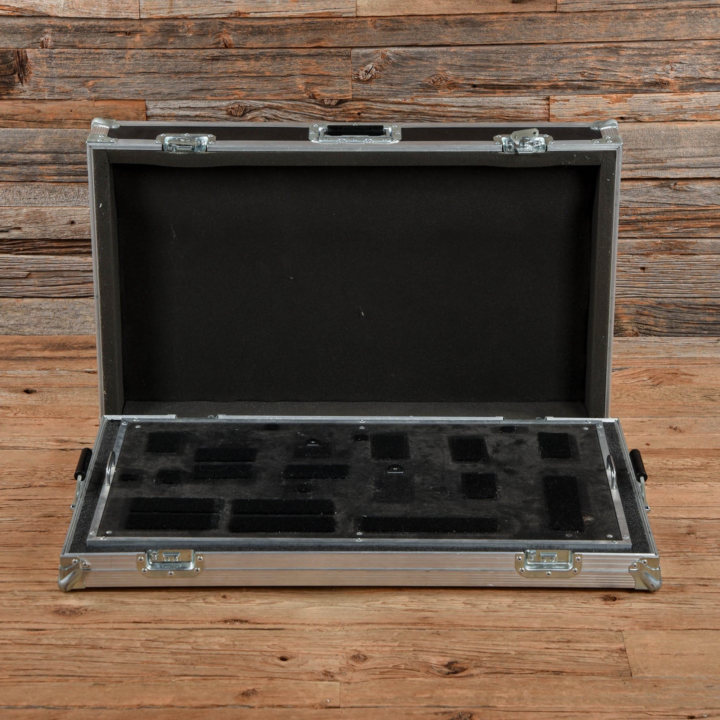 Brady 32"x18" Pedalboard w/ Flight Case Effects and Pedals / Pedalboards and Power Supplies