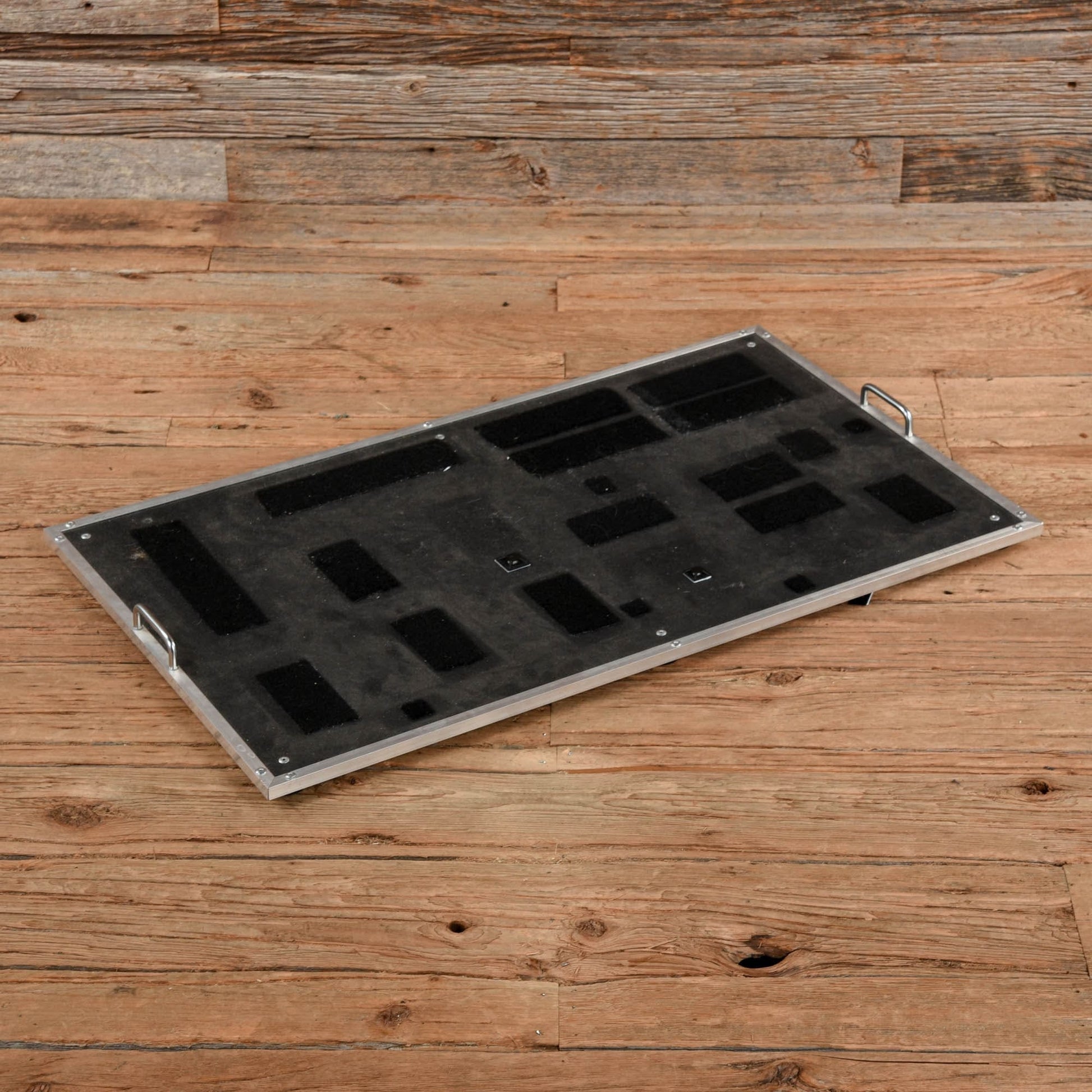 Brady 32"x18" Pedalboard w/ Flight Case Effects and Pedals / Pedalboards and Power Supplies