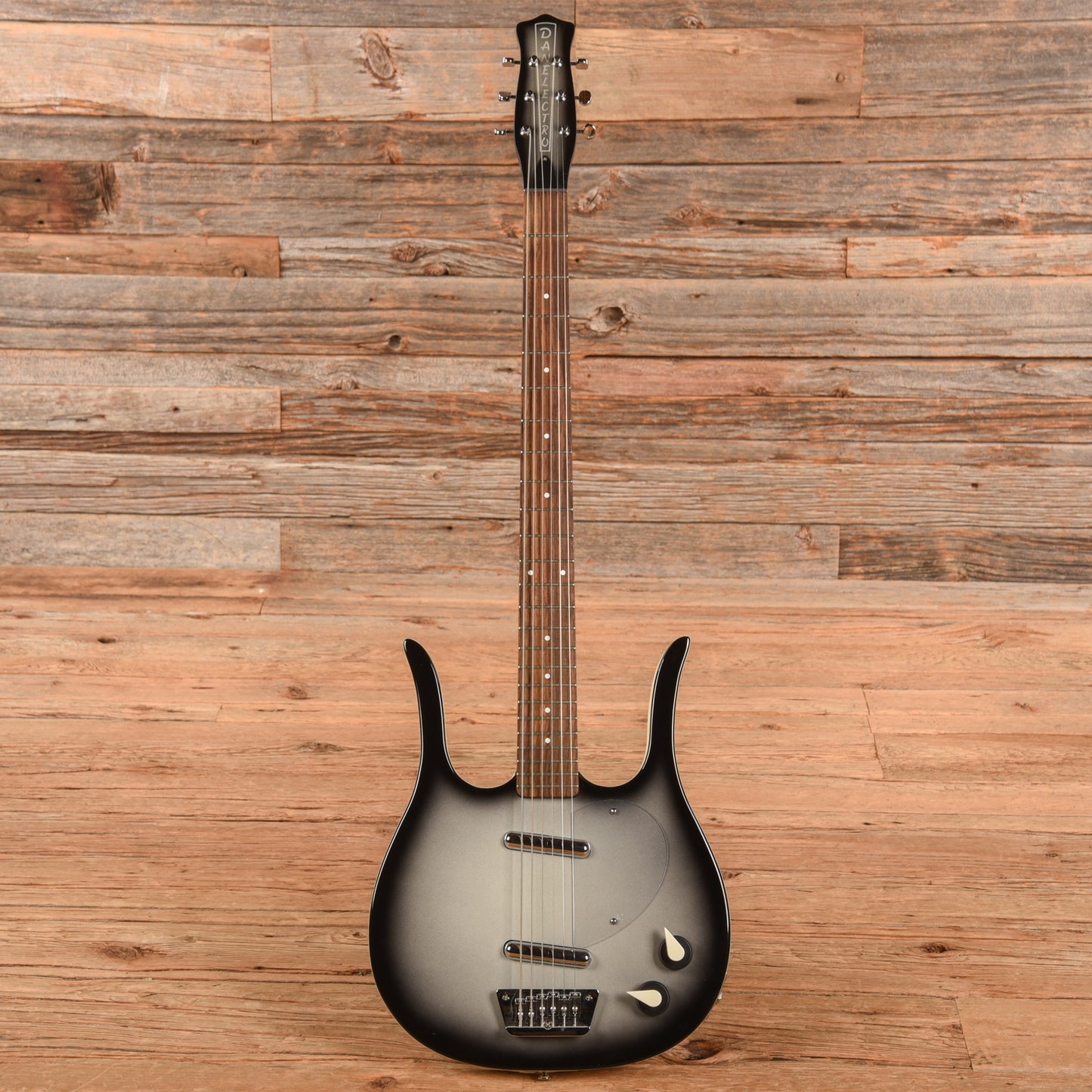 Danelectro Longhorn Baritone Silverburst 2016 Electric Guitars / Solid Body