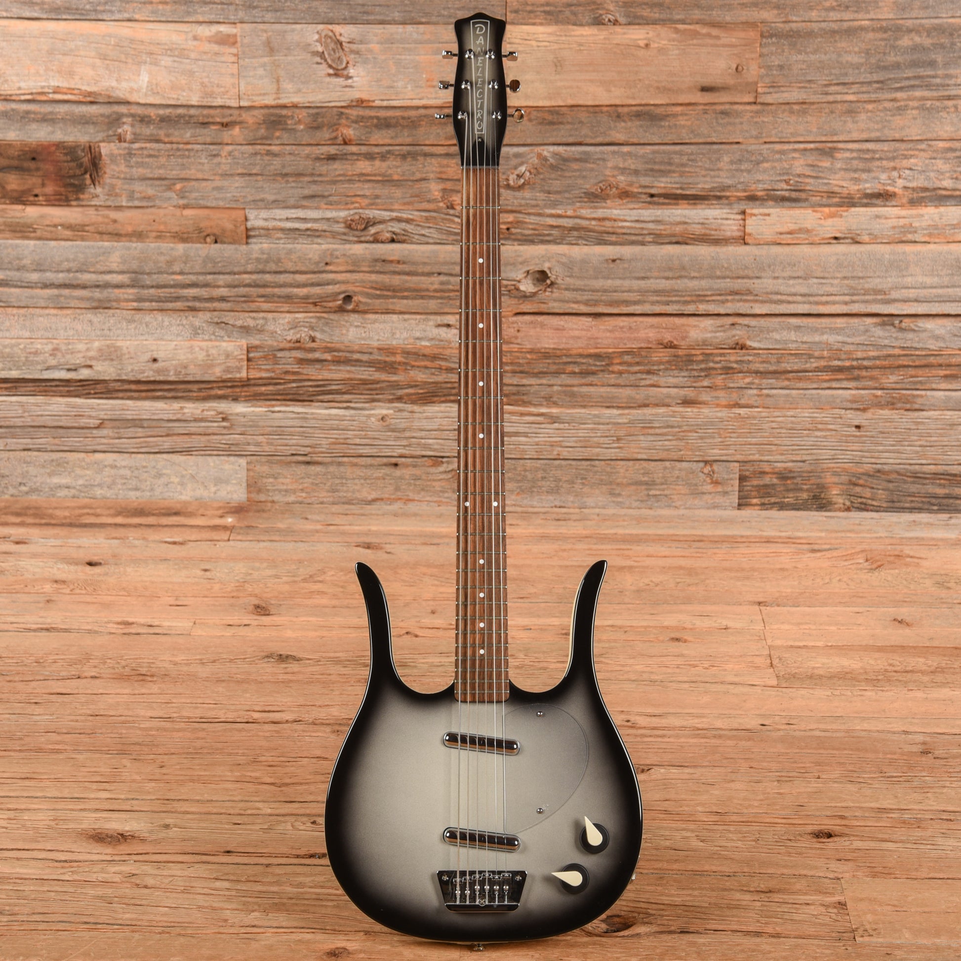 Danelectro Longhorn Baritone Silverburst 2016 Electric Guitars / Solid Body