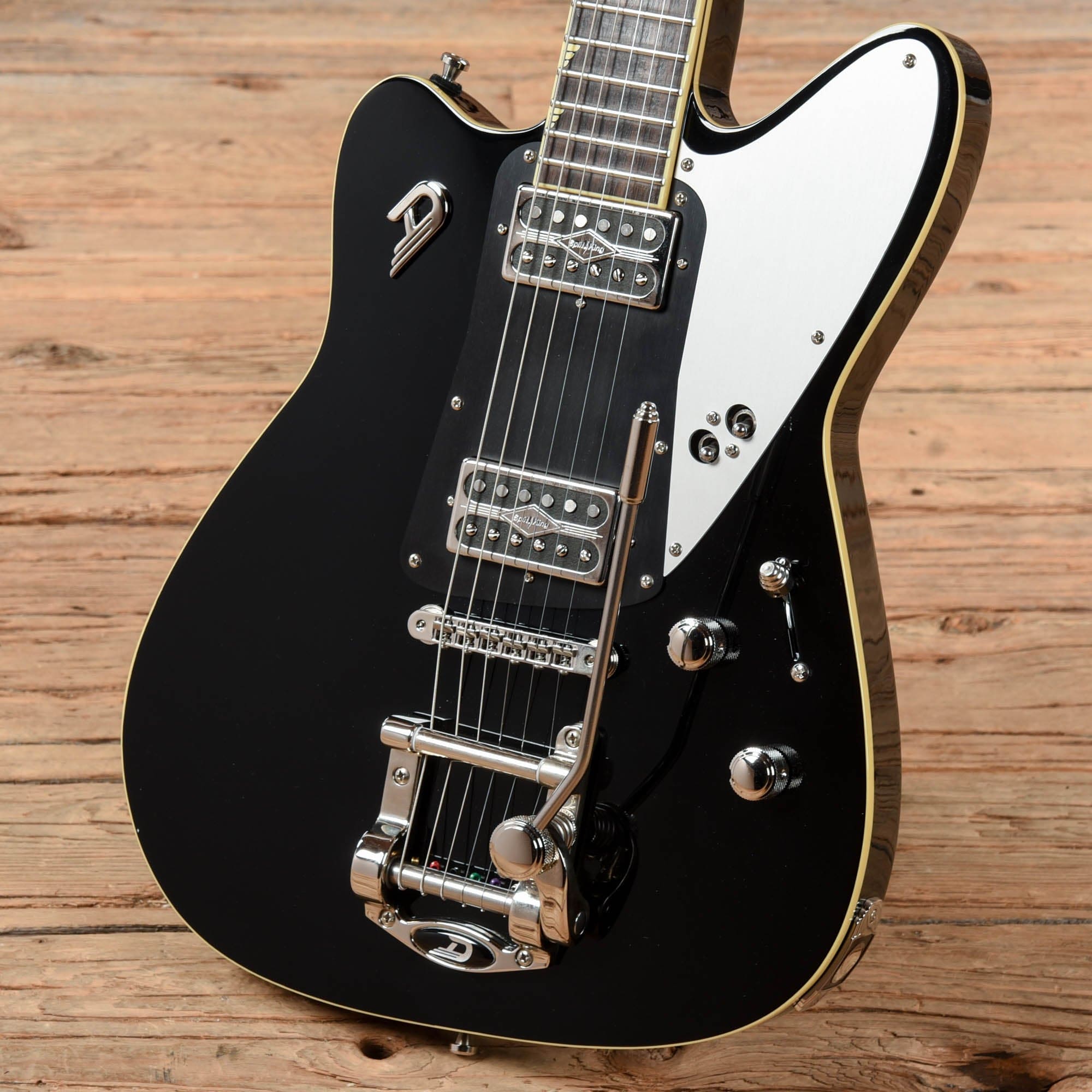 Duesenberg Falken Black w/Radiator Tremola – Chicago Music Exchange
