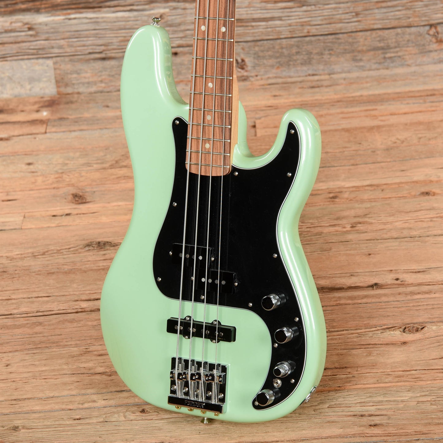 Fender Deluxe Active Jazz Bass Surf Pearl 2018 Bass Guitars / 4-String