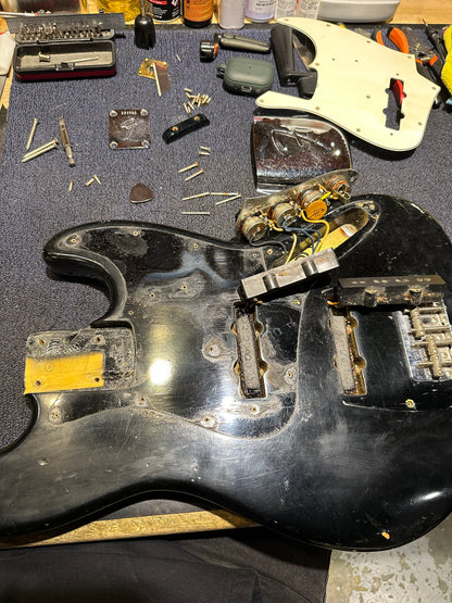 Fender Jazz Bass Black 1966 Bass Guitars / 4-String