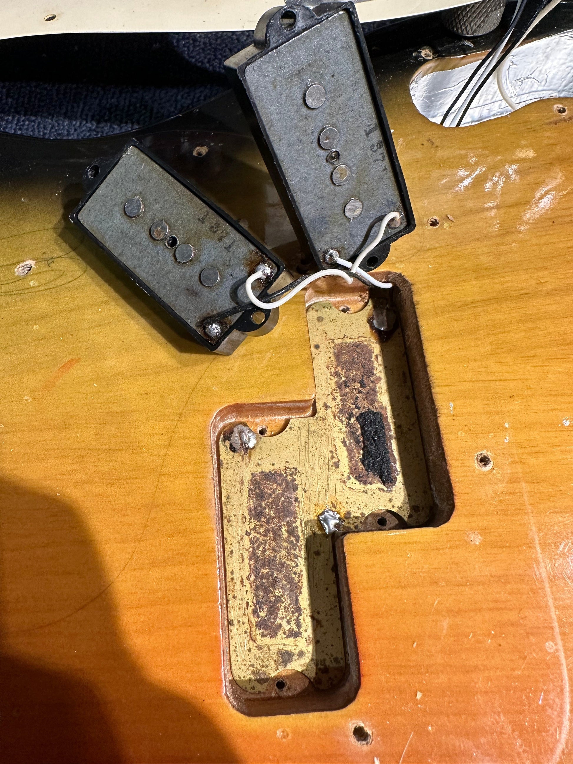 Fender Precision Bass Sunburst 1971 Bass Guitars / 4-String