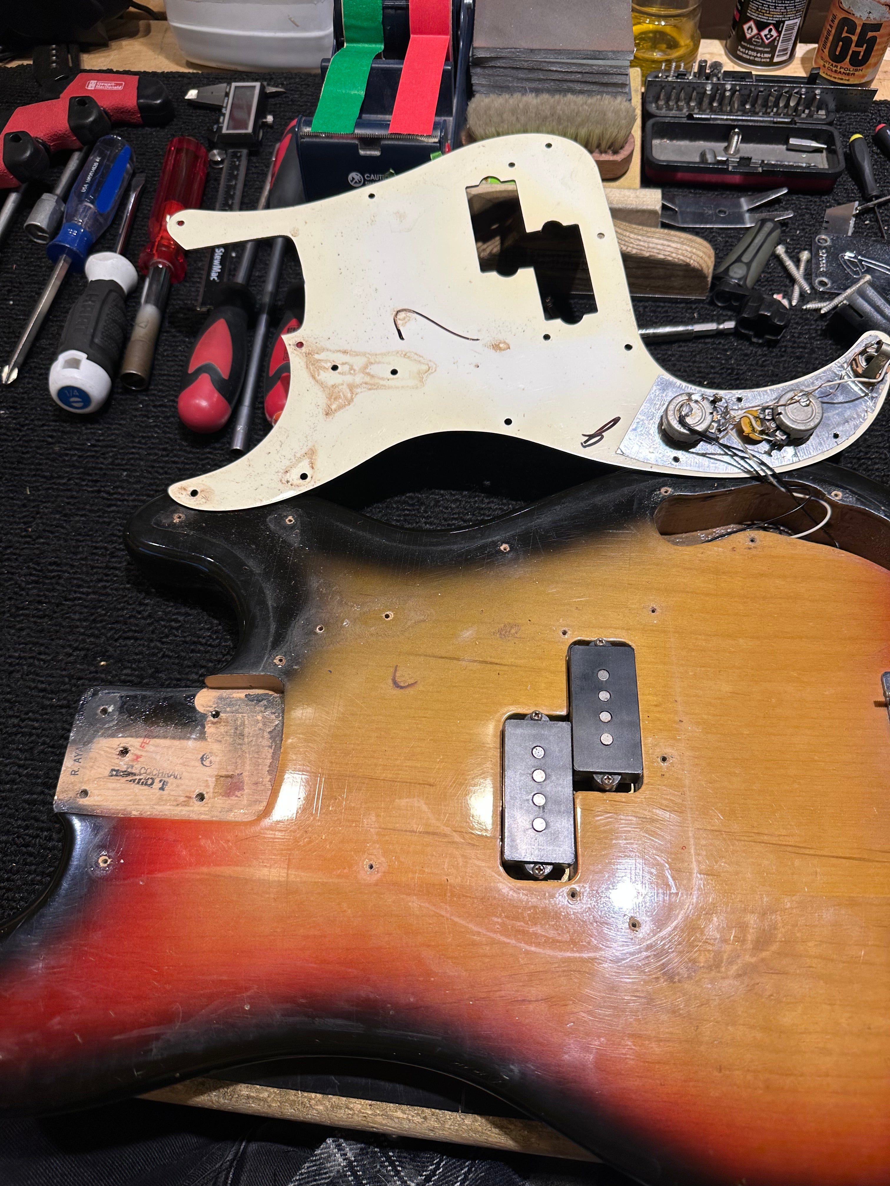 Fender Precision Bass Sunburst 1972 Bass Guitars / 4-String