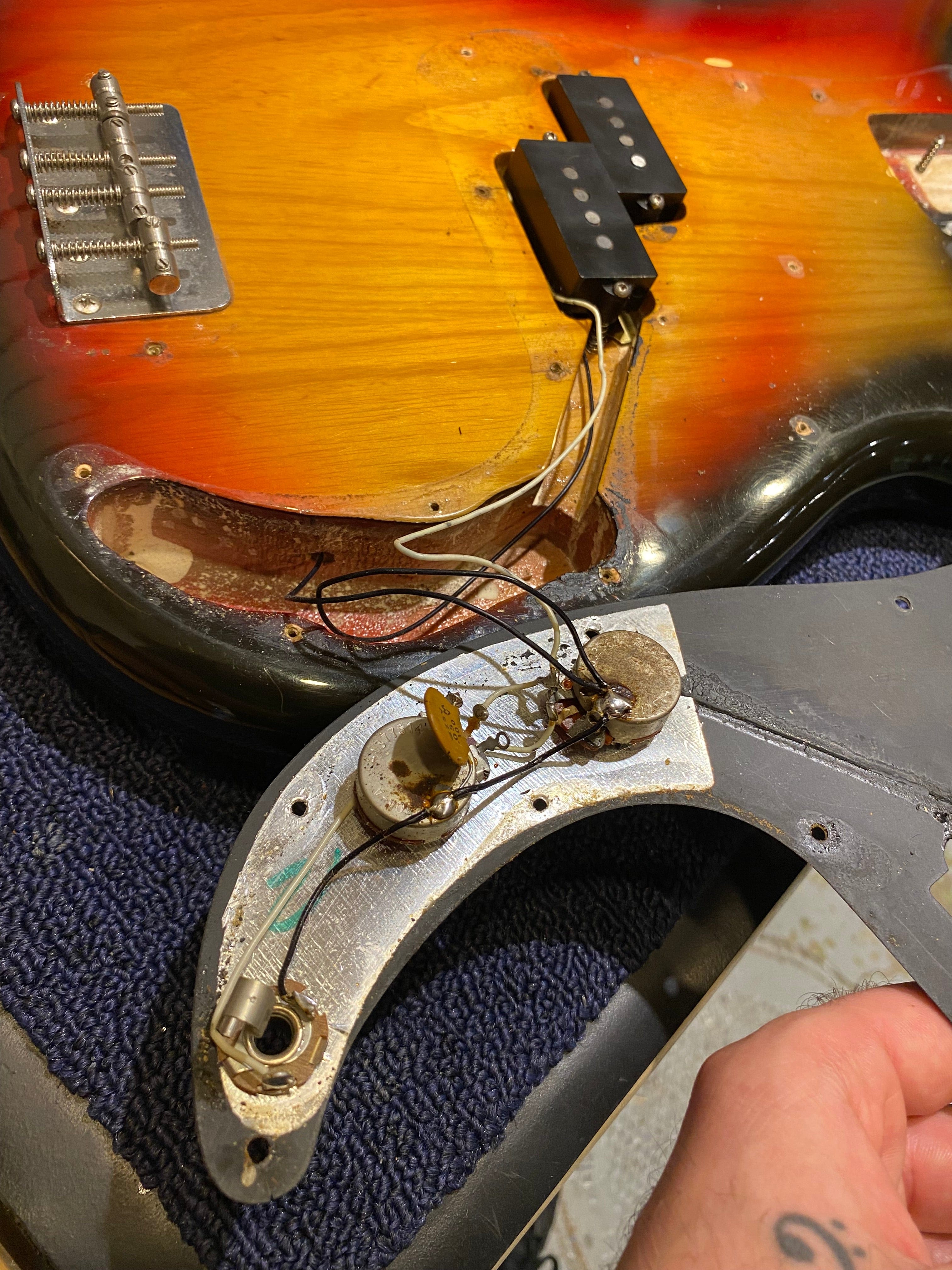 Fender Precision Bass Sunburst 1975 Bass Guitars / 4-String