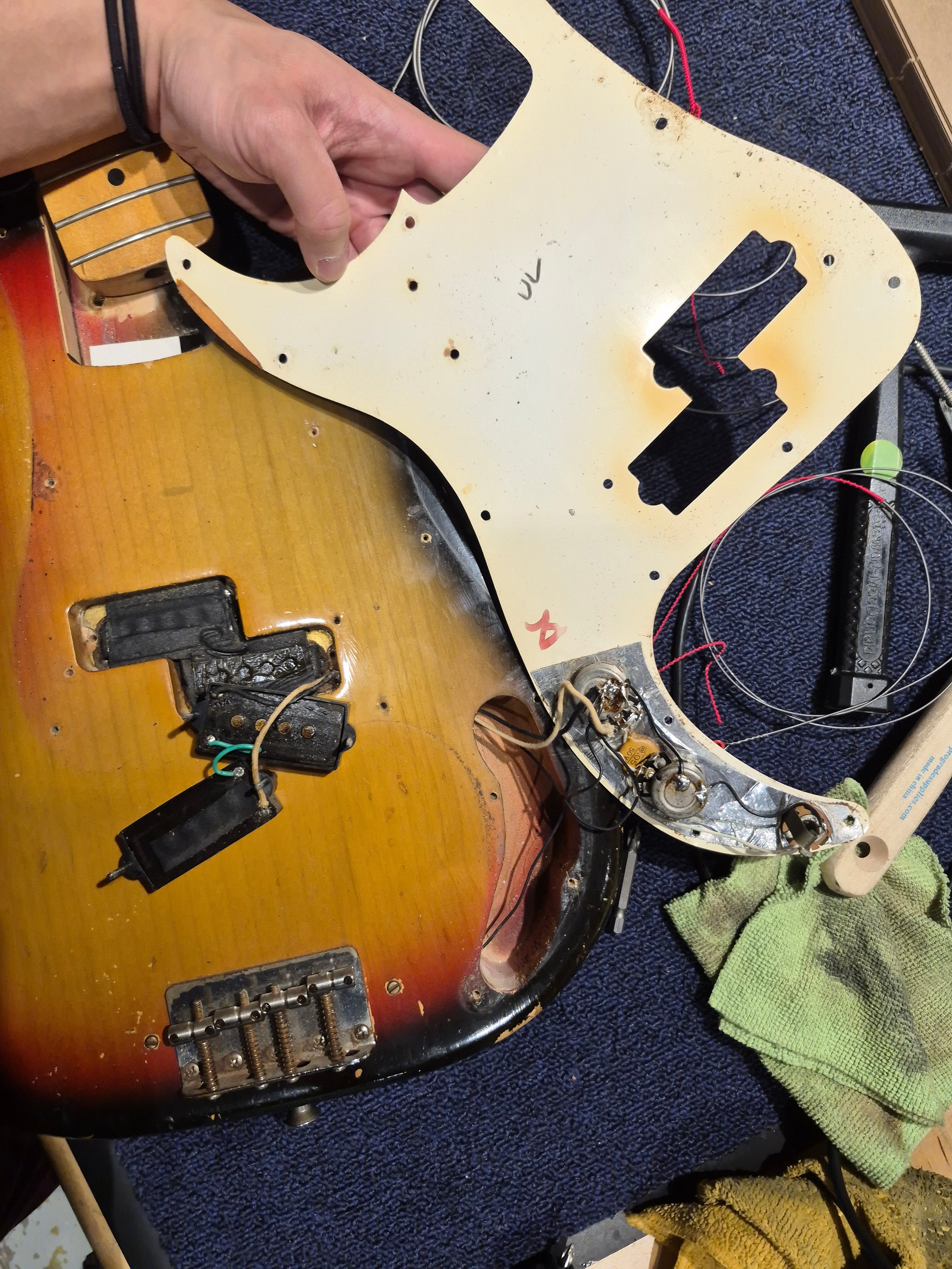 Fender Precision Bass w/Maple Cap Neck Sunburst 1970 Bass Guitars / 4-String
