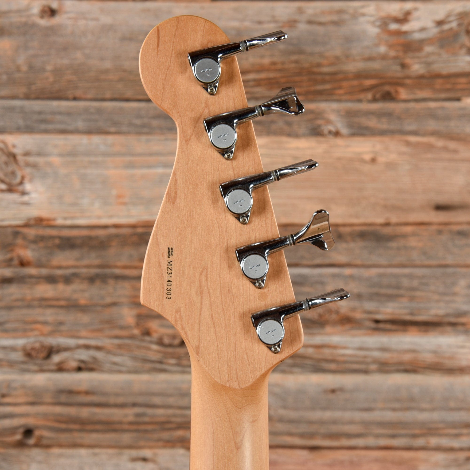 Fender Deluxe Active Jazz Bass V Candy Apple Red 2004 Bass Guitars / 5-String or More