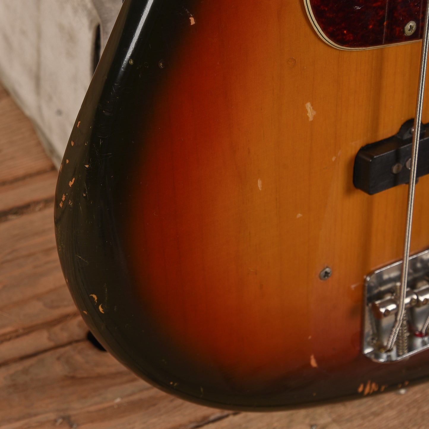 Fender Jazz Bass Sunburst 1969 Bass Guitars / 5-String or More