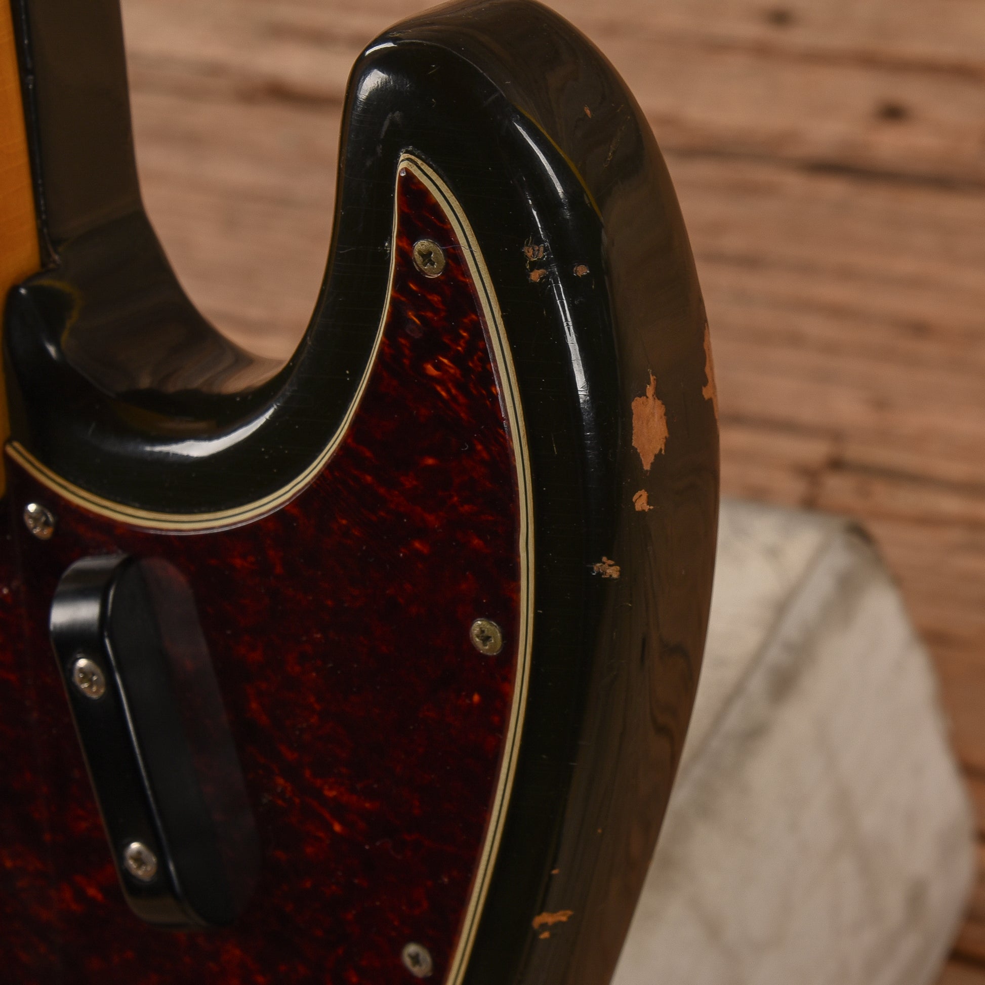 Fender Jazz Bass Sunburst 1969 Bass Guitars / 5-String or More