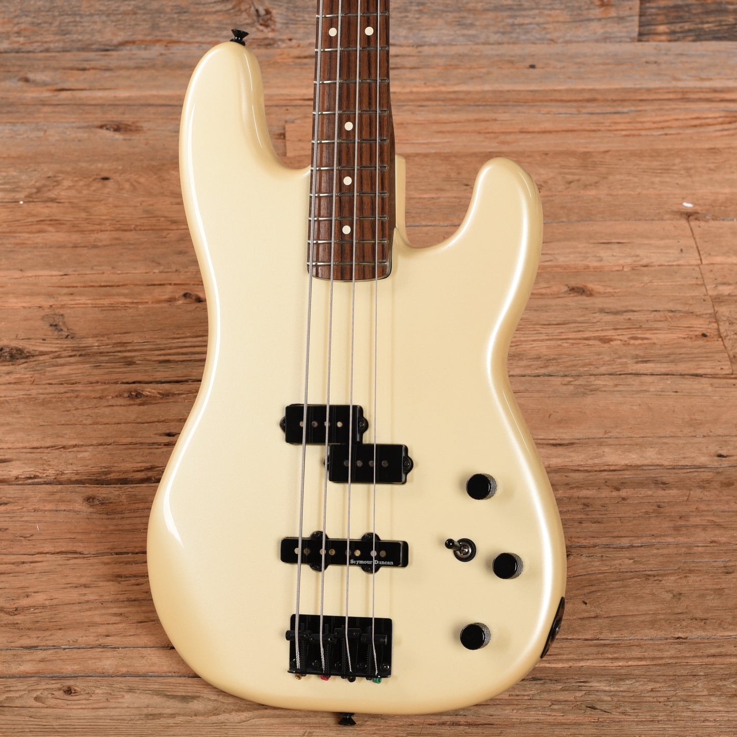 Fender Duff McKagan Signature Bass Pearl White Bass Guitars