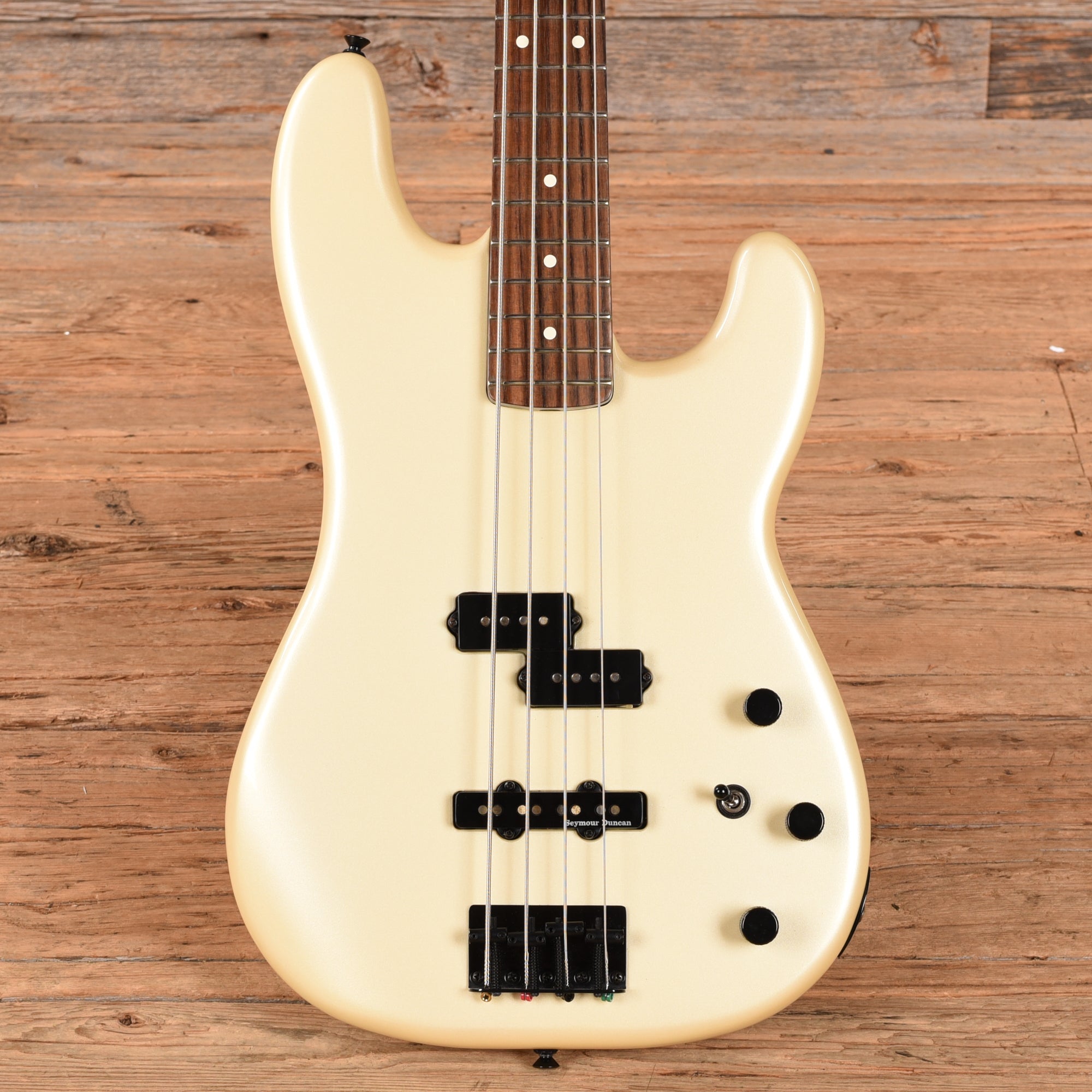 Fender Duff McKagan Signature Bass Pearl White Bass Guitars