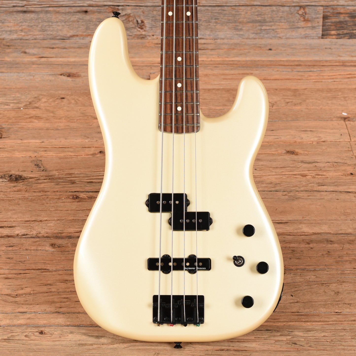 Fender Duff McKagan Signature Bass Pearl White Bass Guitars