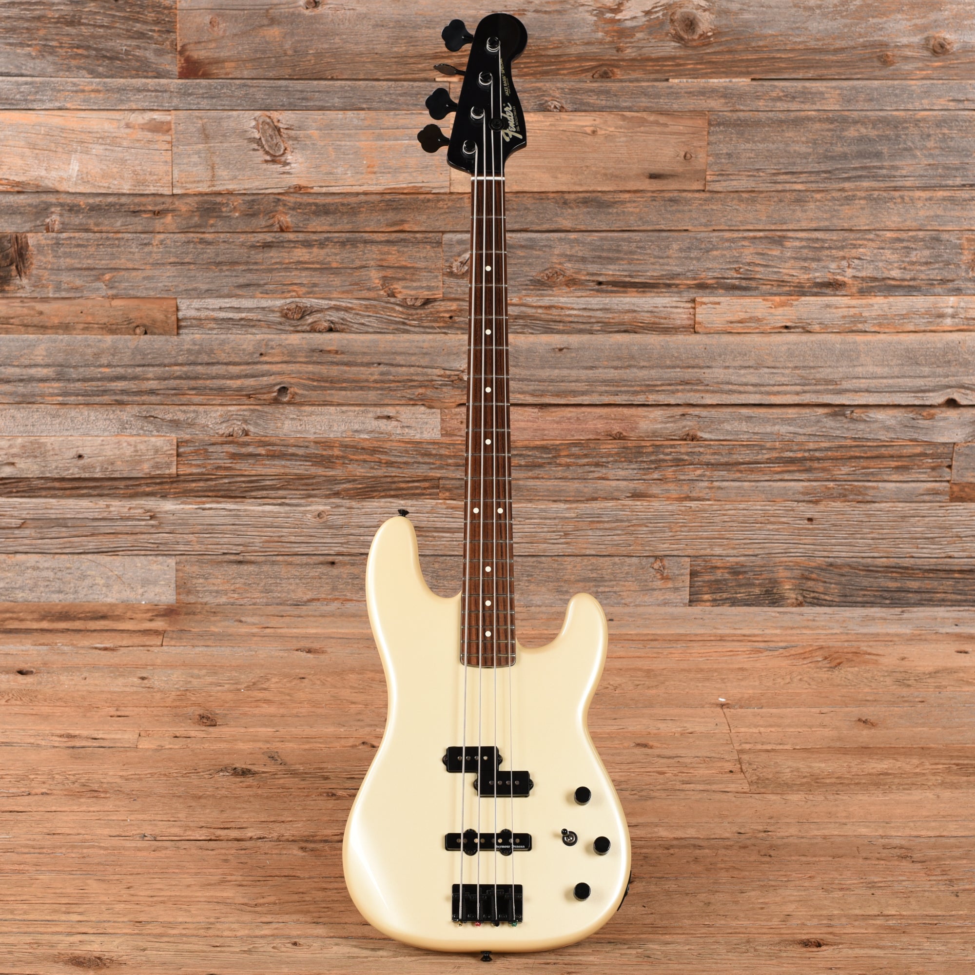Fender Duff McKagan Signature Bass Pearl White Bass Guitars