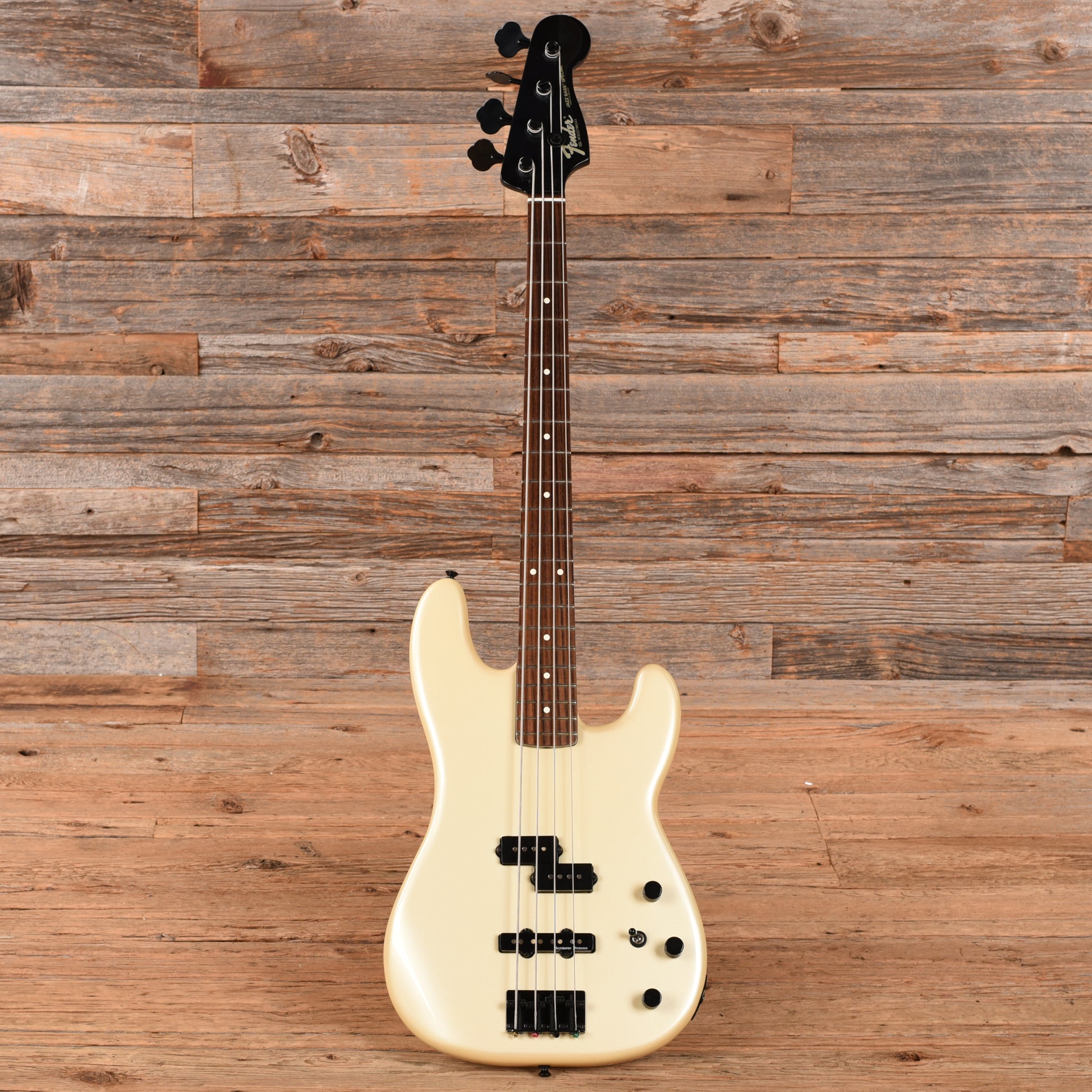 Fender Duff McKagan Signature Bass Pearl White Bass Guitars