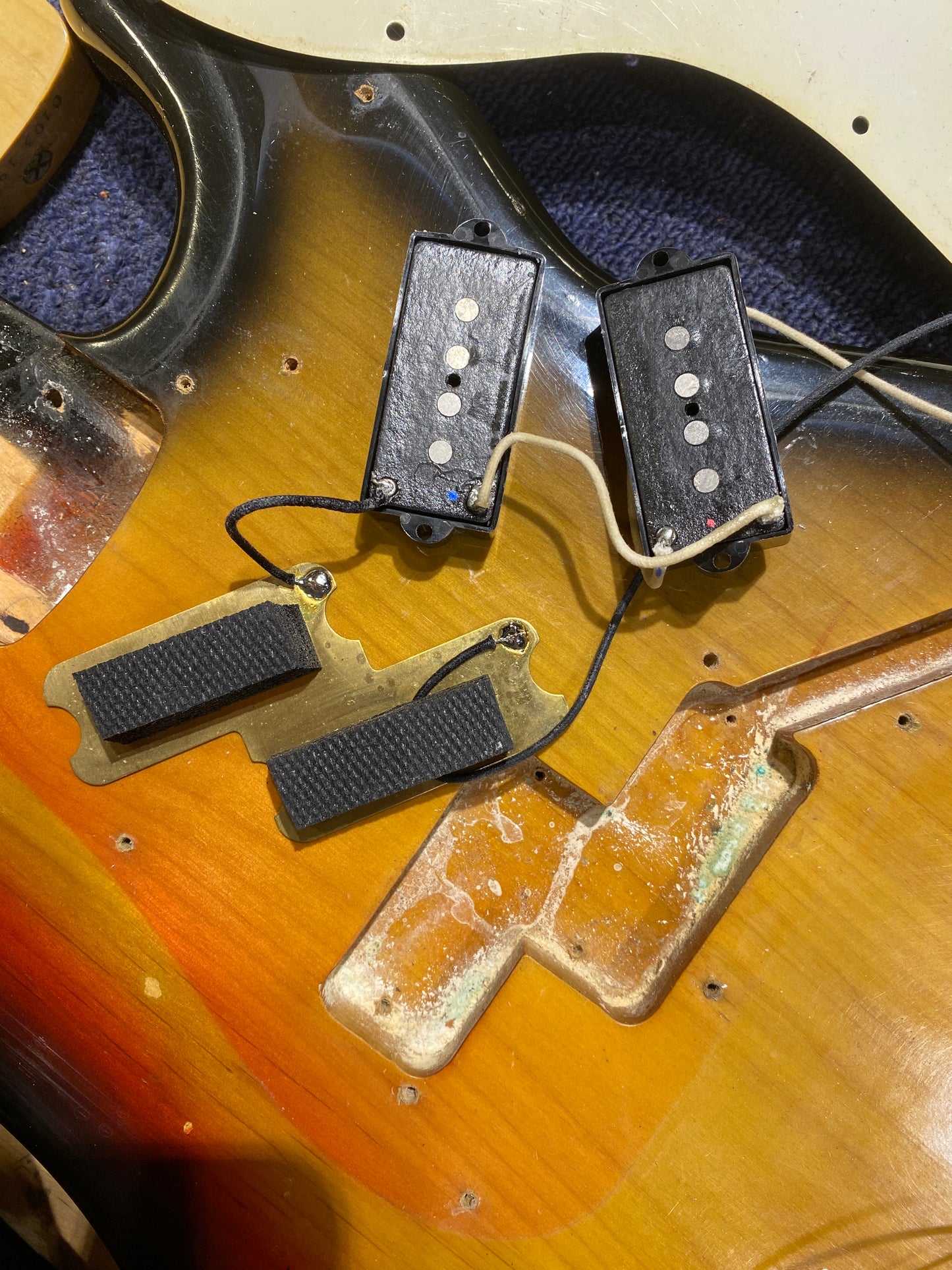 Fender Precision Bass Sunburst 1975 Bass Guitars