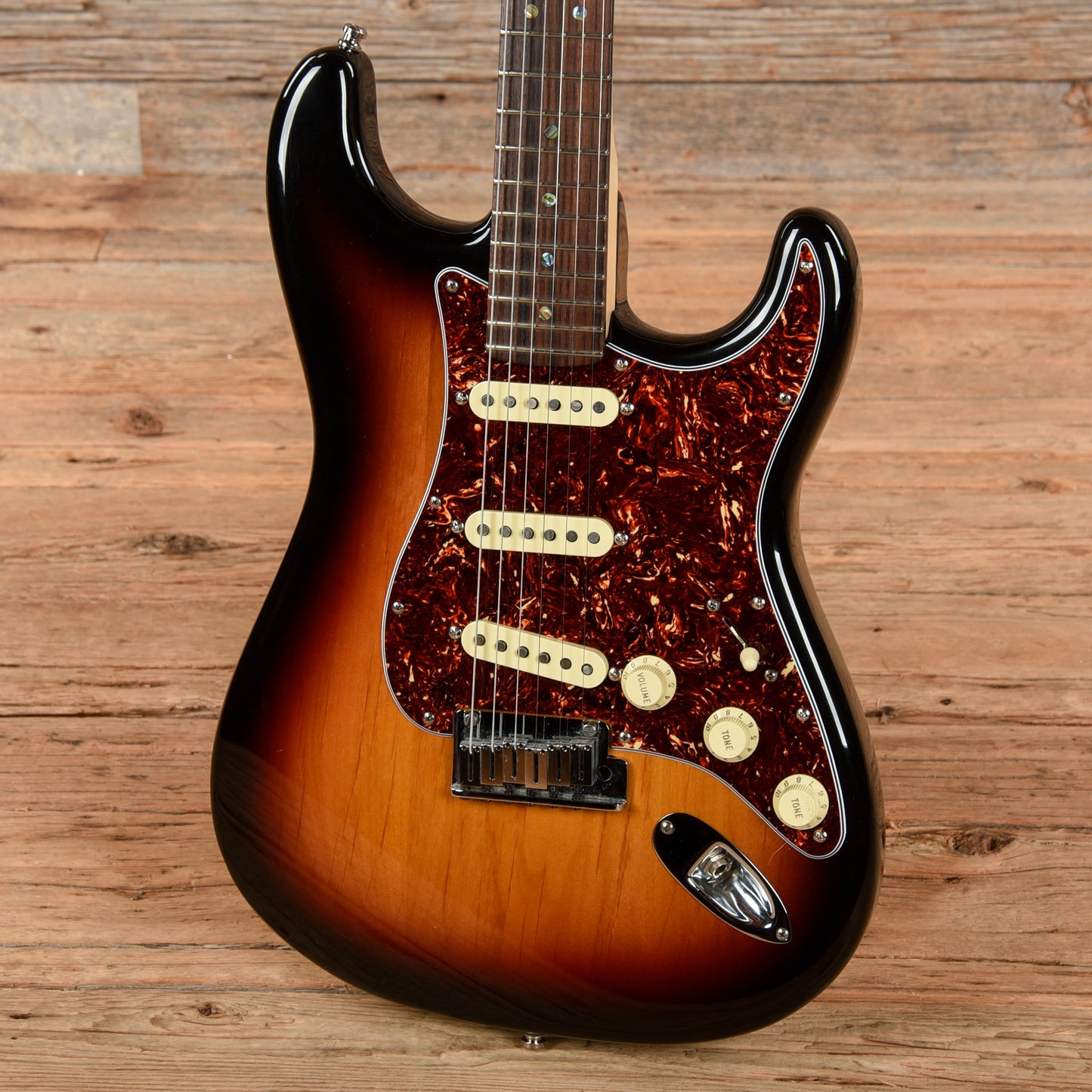 Fender AmericanDeluxe Stratocaster Sunburst 2005 Electric Guitars