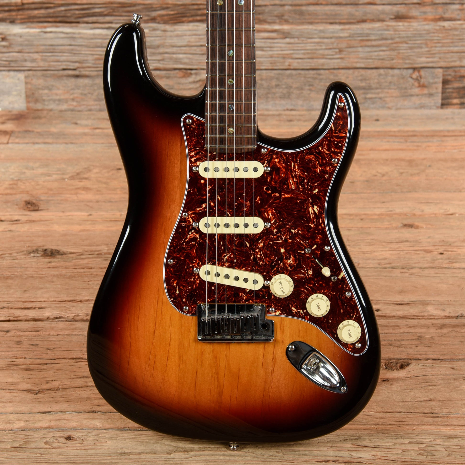 Fender AmericanDeluxe Stratocaster Sunburst 2005 Electric Guitars