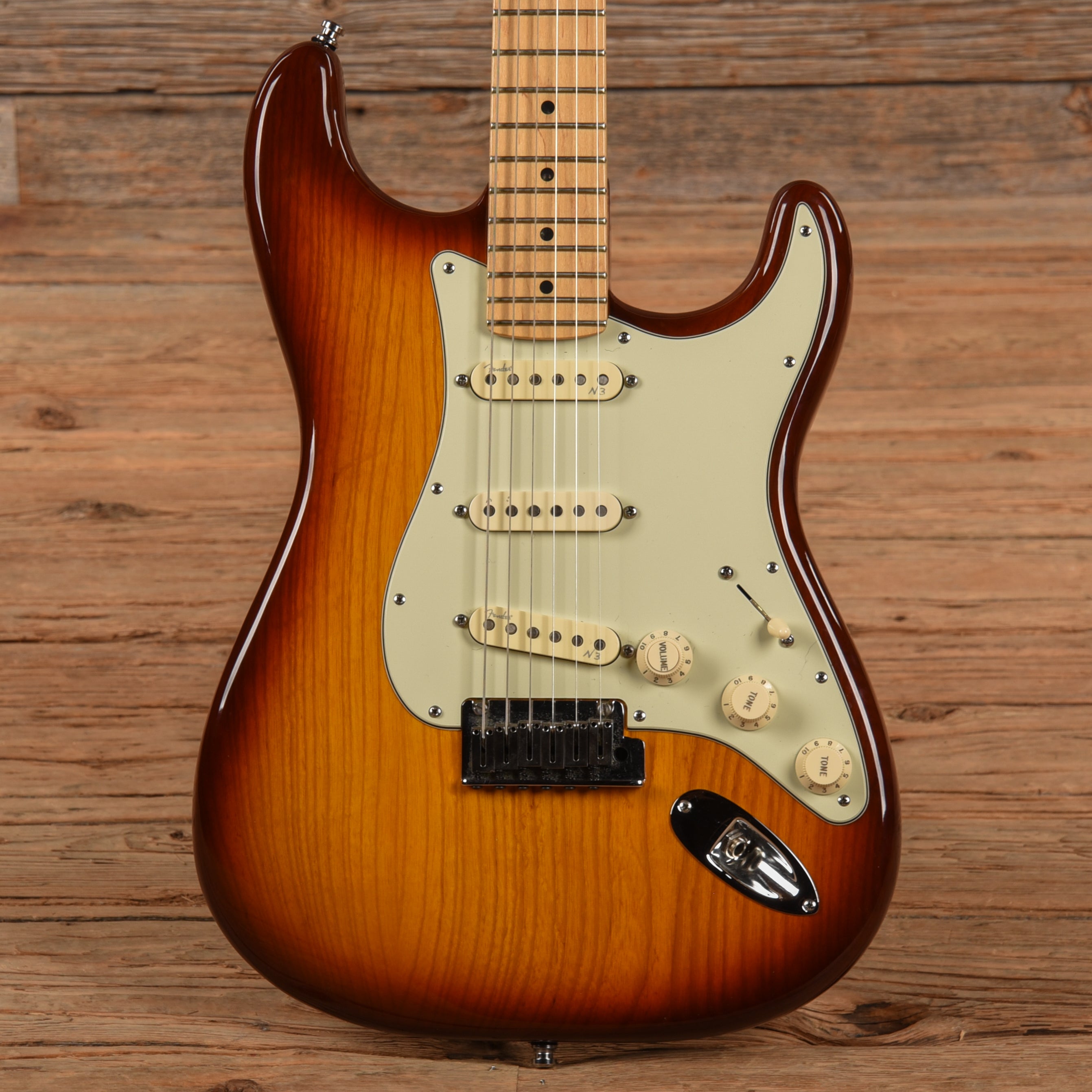 Fender American Deluxe Ash Stratocaster Sunburst 2014 Electric Guitars / Solid Body