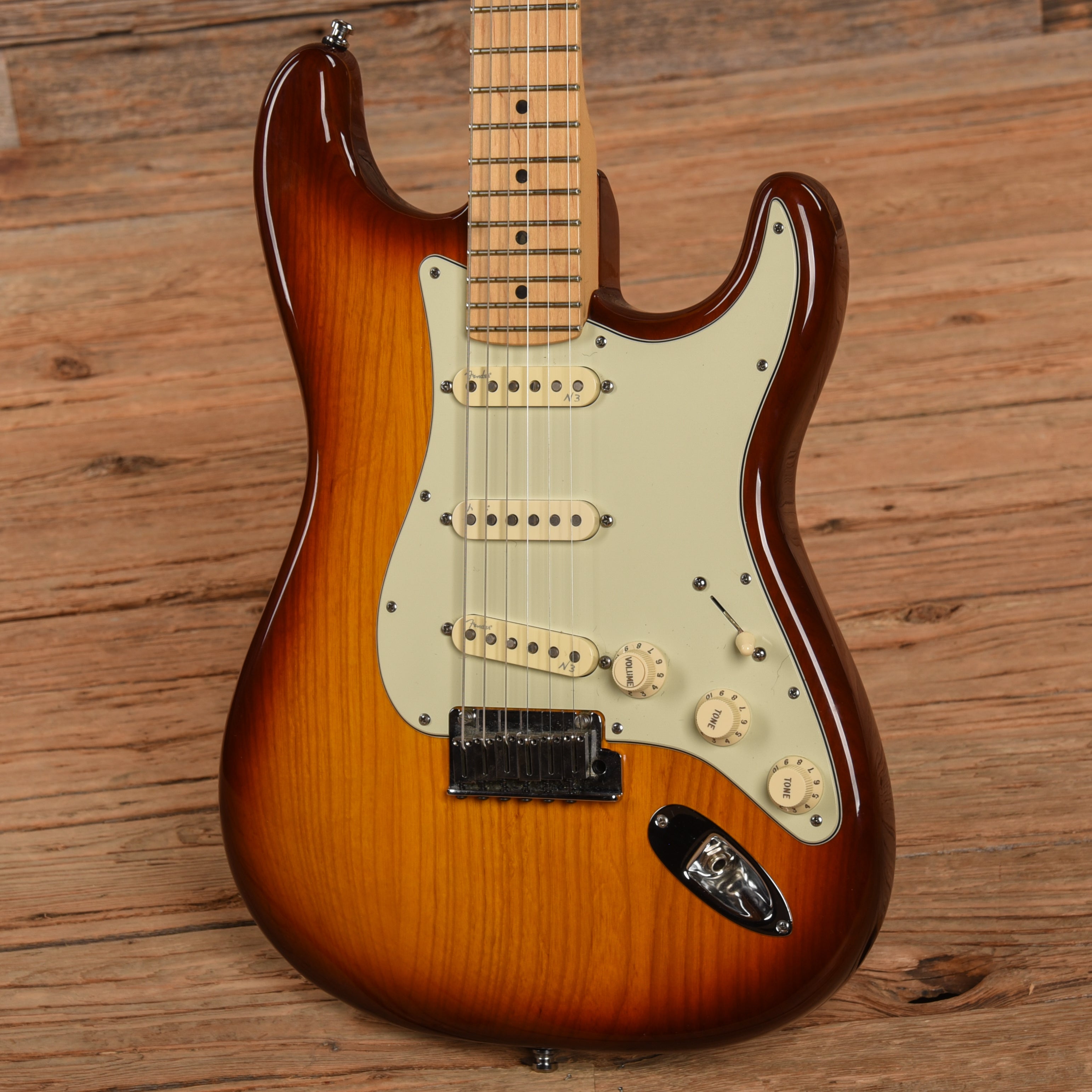 Fender American Deluxe Ash Stratocaster Sunburst 2014 Electric Guitars / Solid Body