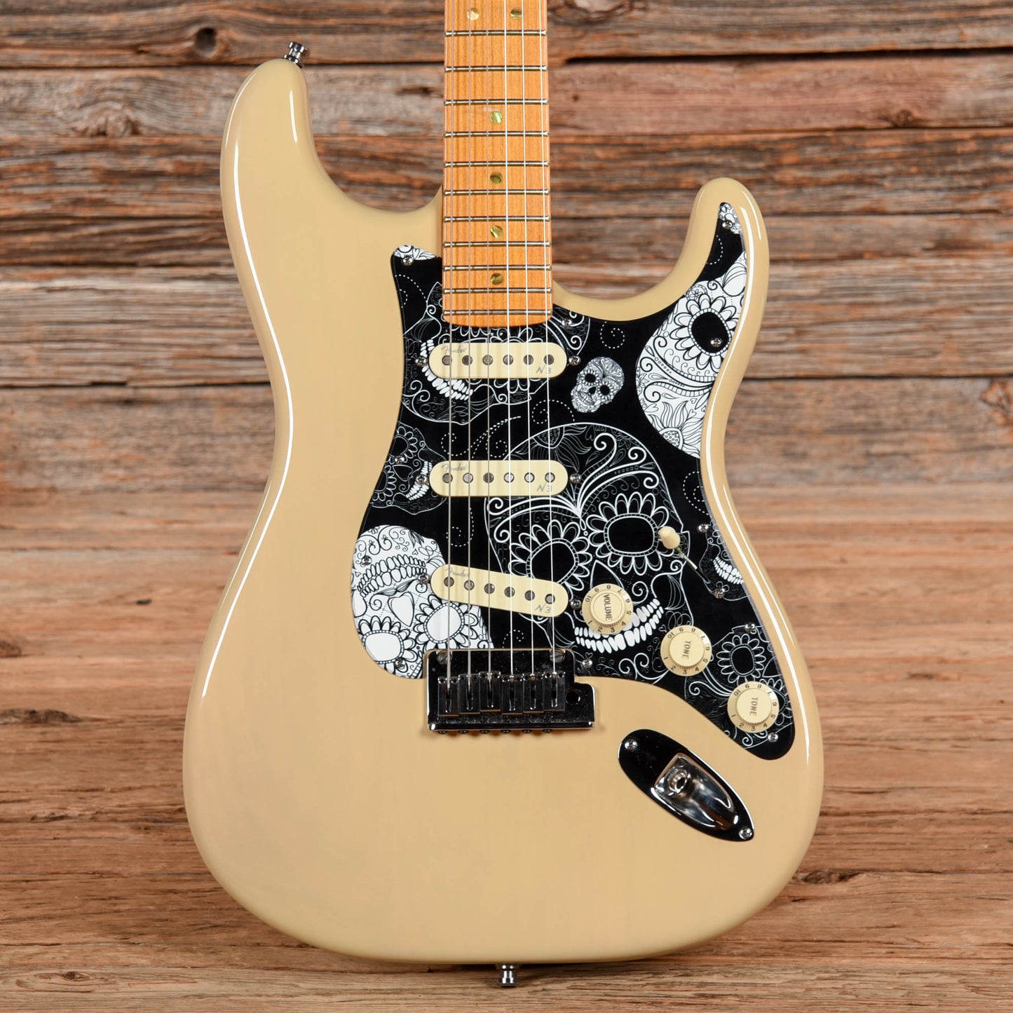 Fender American Deluxe Stratocaster Blonde 2008 Electric Guitars / Solid Body