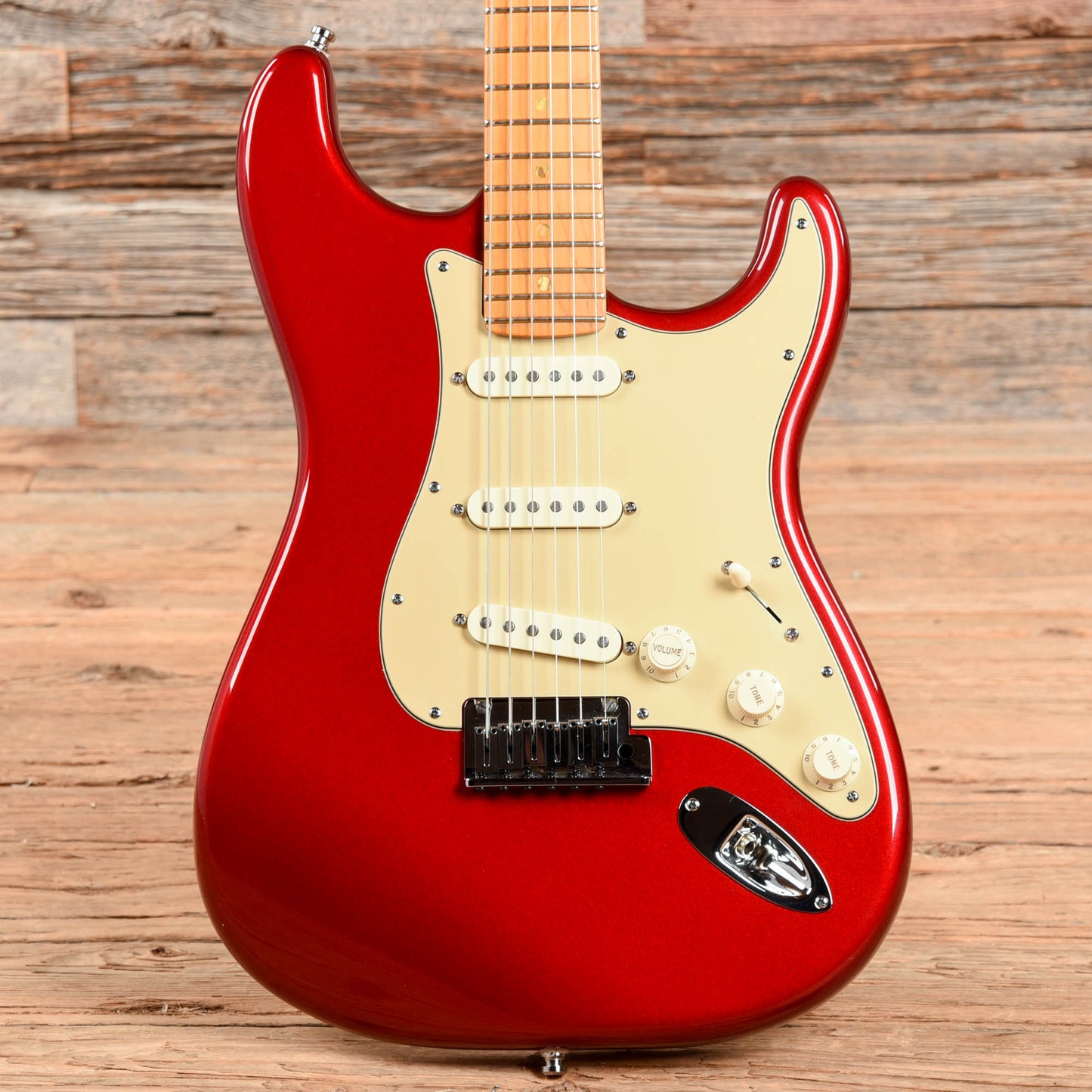 Fender American Deluxe Stratocaster Candy Apple Red 2004 Electric Guitars / Solid Body