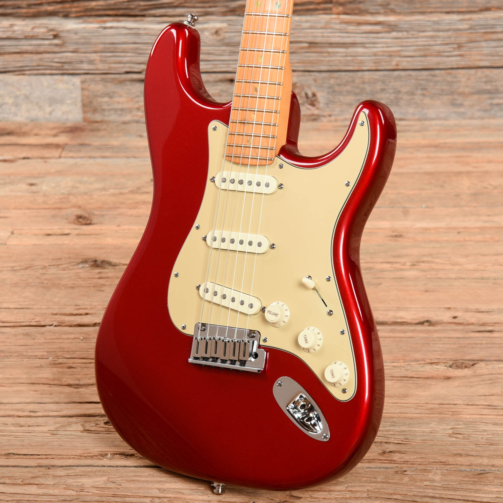 Fender American Deluxe Stratocaster Candy Apple Red 2004 Electric Guitars / Solid Body