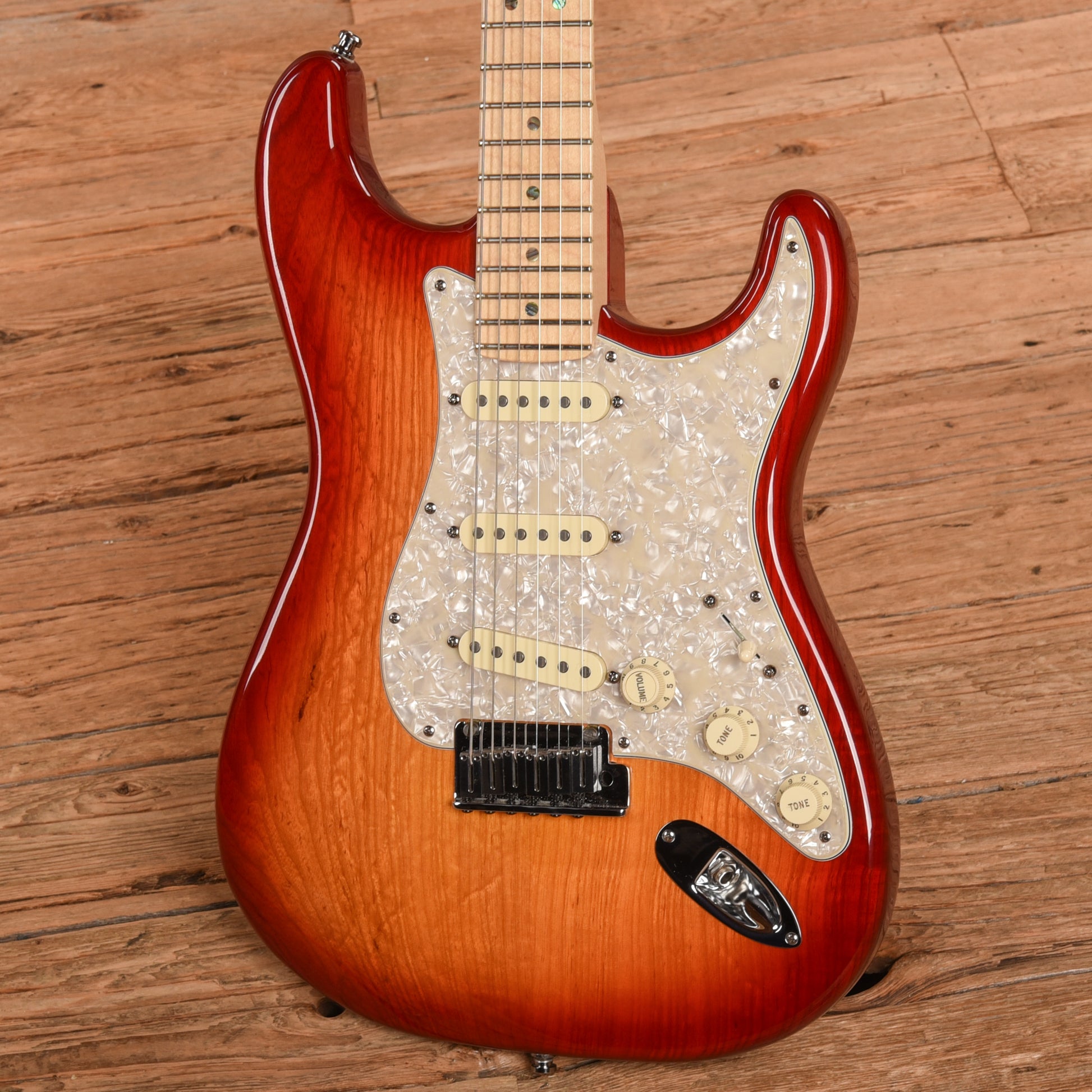 Fender American Deluxe Stratocaster Cherry Sunburst 2008 Electric Guitars / Solid Body