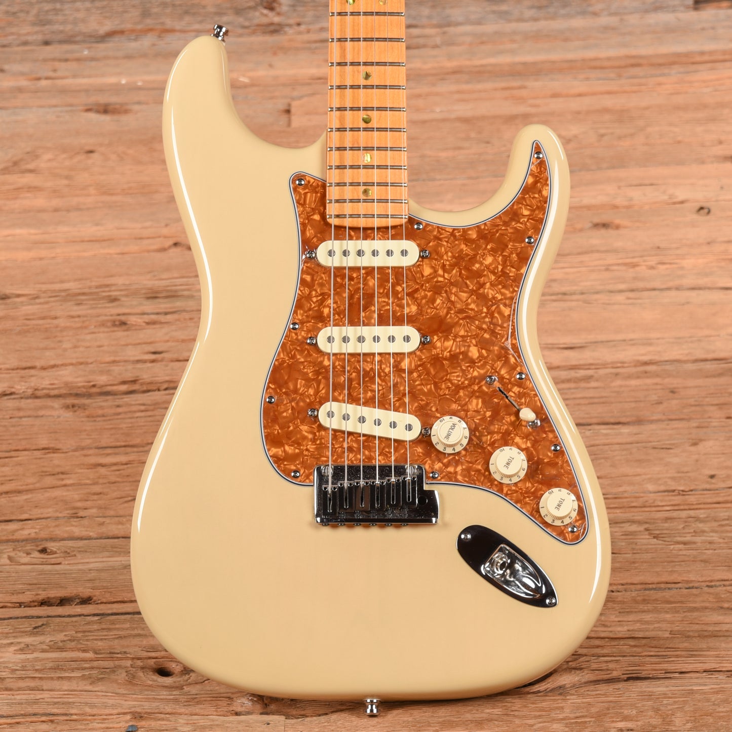 Fender American Deluxe Stratocaster Honey Blonde 2005 Electric Guitars / Solid Body