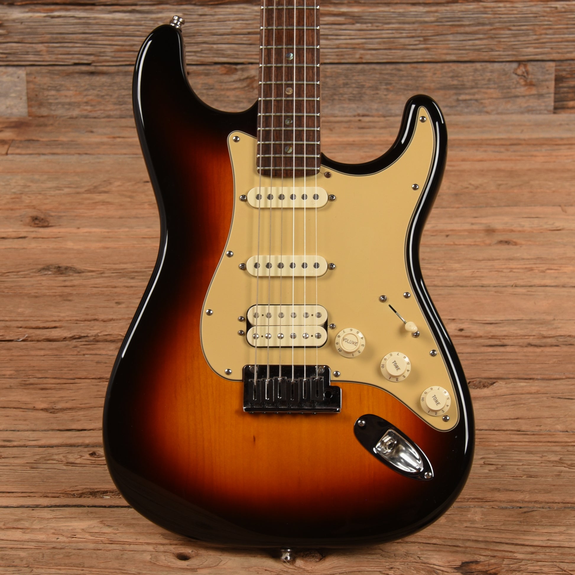 Fender American Deluxe Stratocaster Sunburst 2006 Electric Guitars / Solid Body