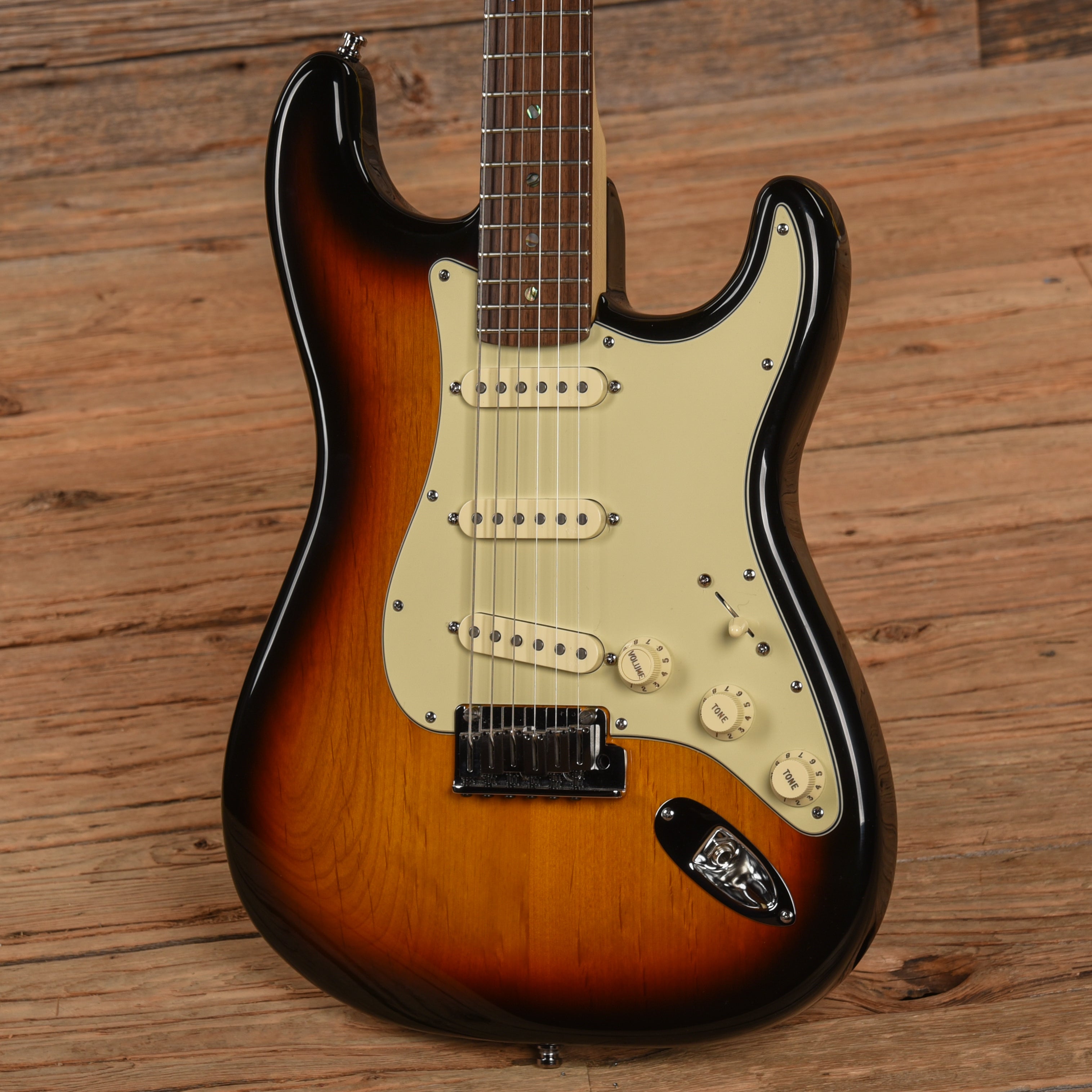 Fender American Deluxe Stratocaster Sunburst 2006 Electric Guitars / Solid Body