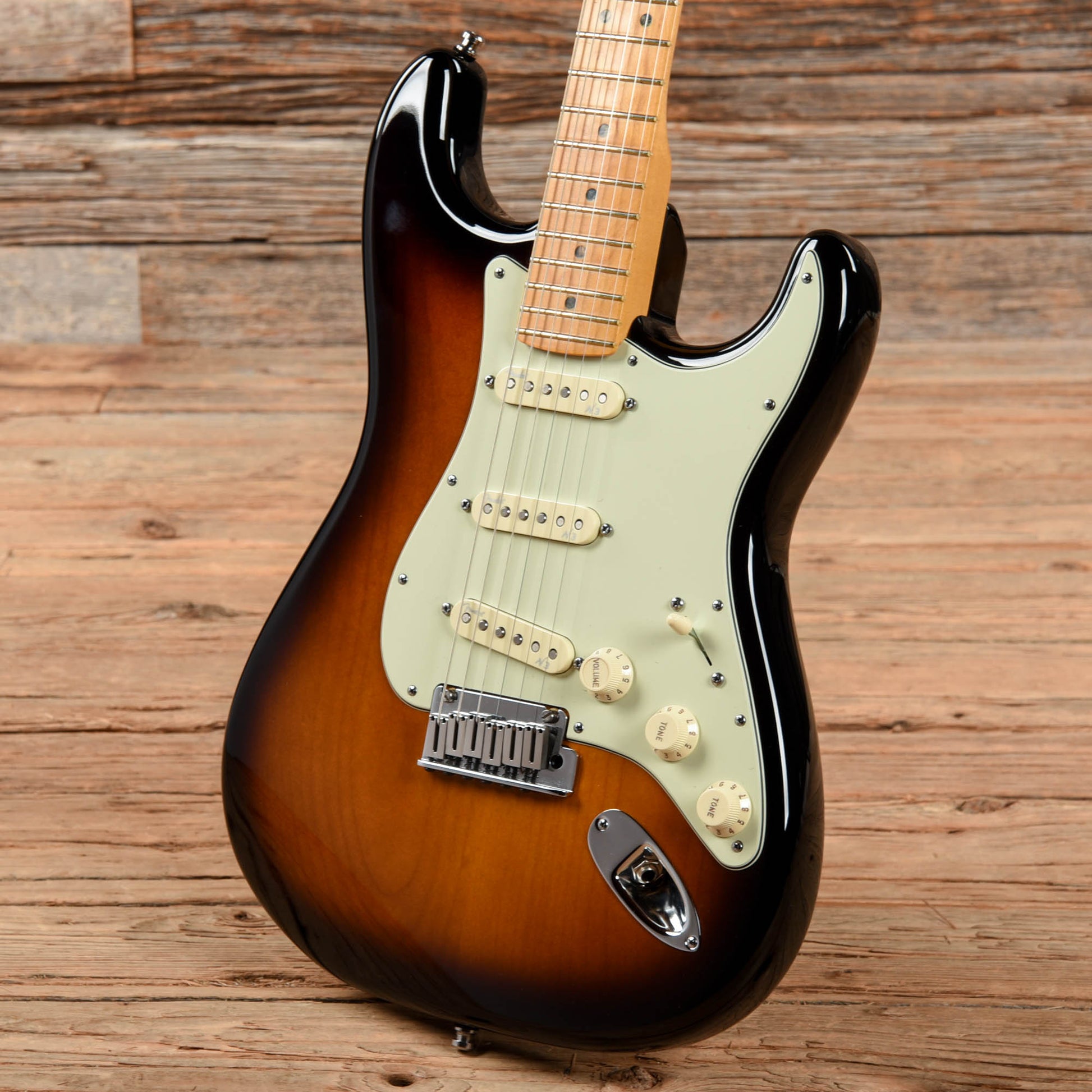 Fender American Deluxe Stratocaster Sunburst 2013 Electric Guitars / Solid Body